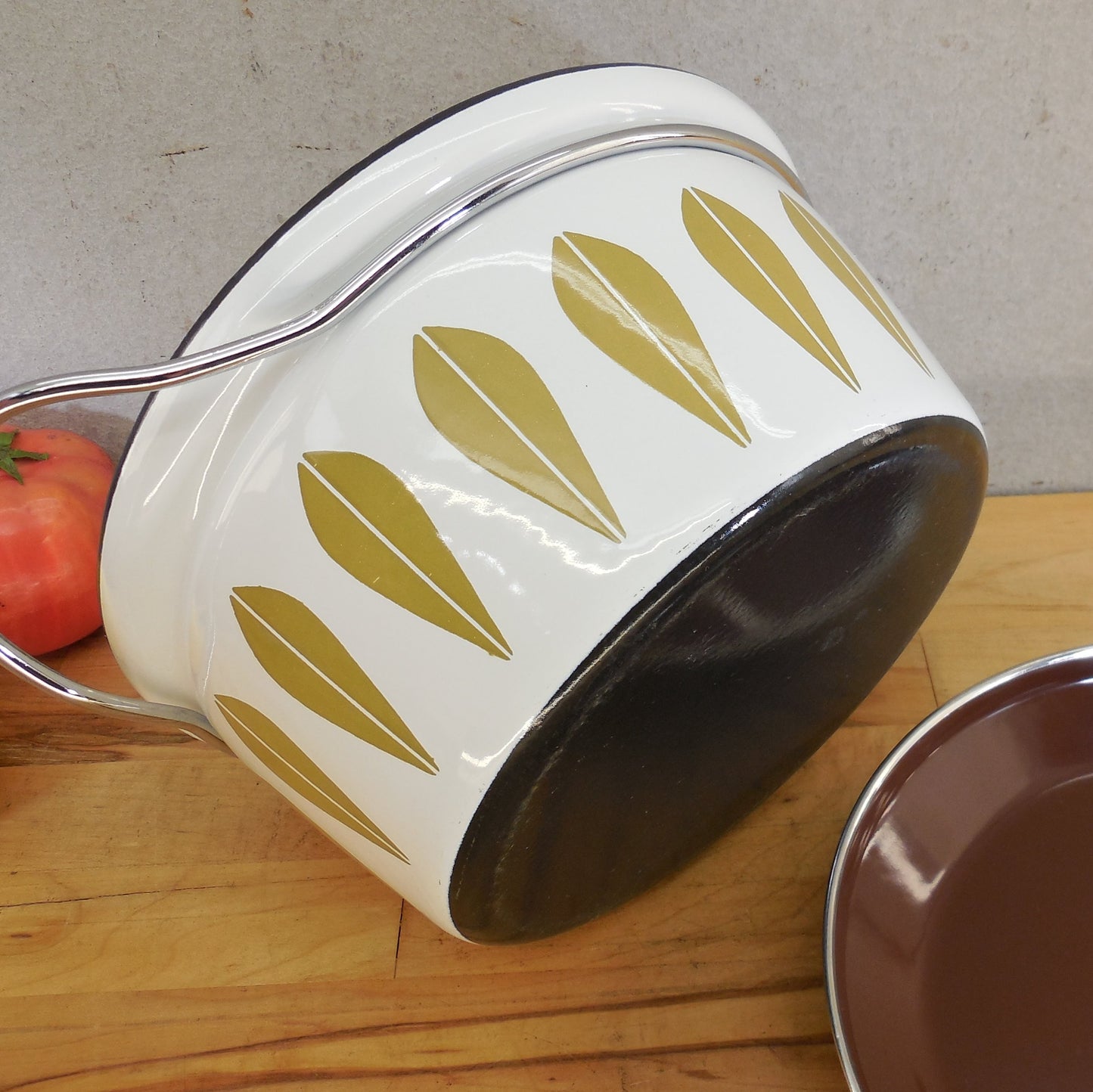 Cathrineholm Norway Enamelware 8.5" Gold Lotus Dutch Oven Brown Lid