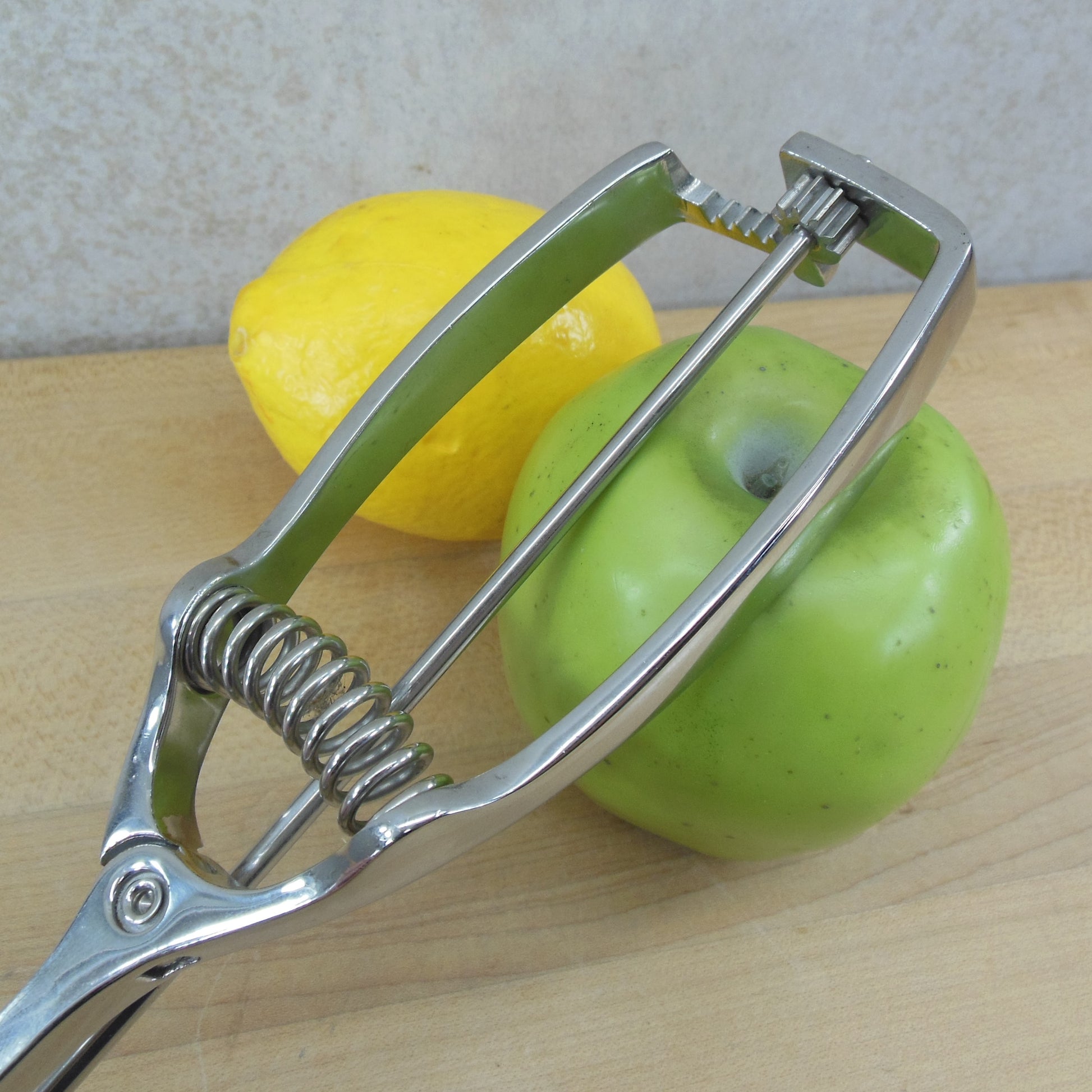 2 - VINTAGE PAMPERED CHEF STAINLESS STEEL SCOOP/MELON BALLERS
