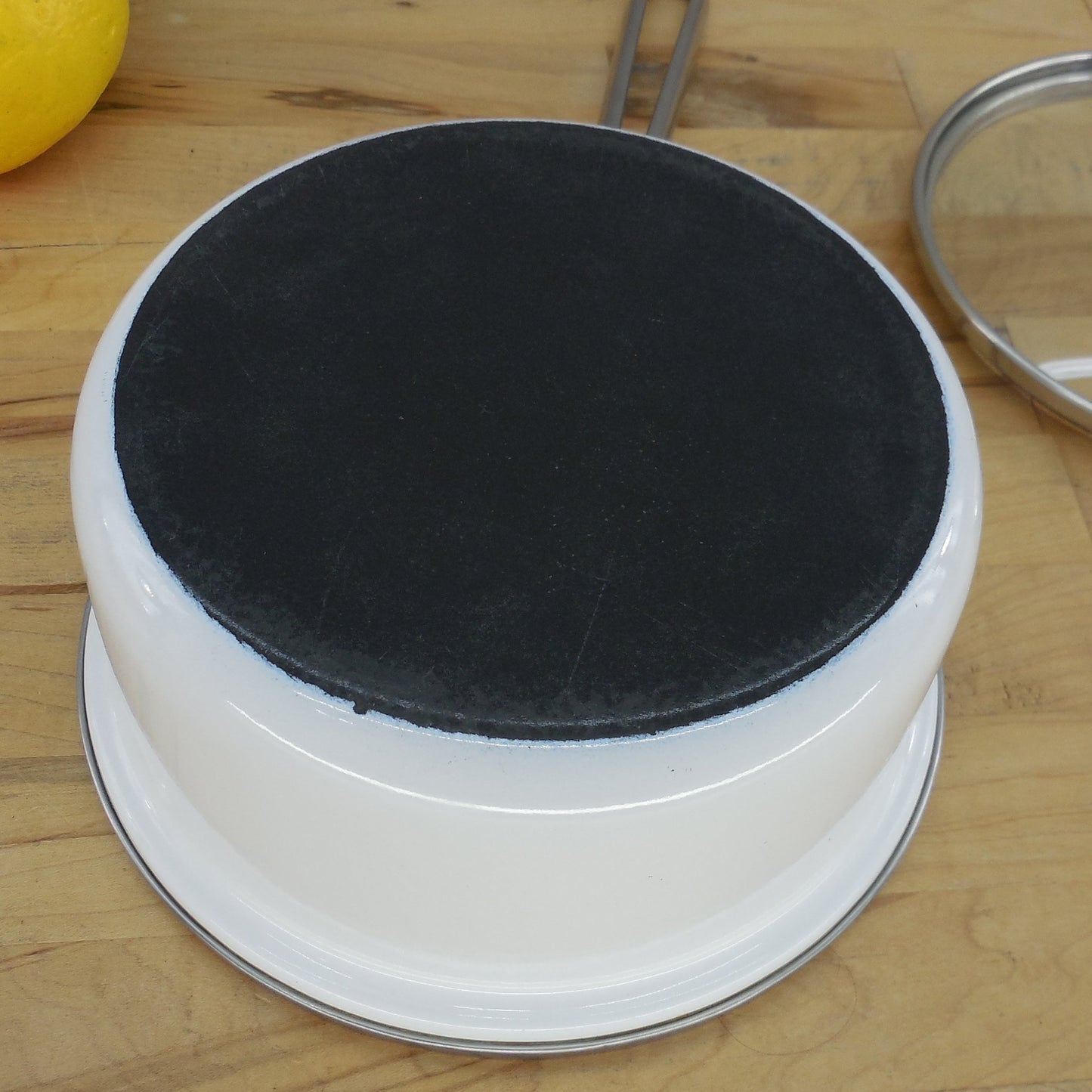 Chantal White Enamelware 1.5 Quart Saucepan & Glass Lid