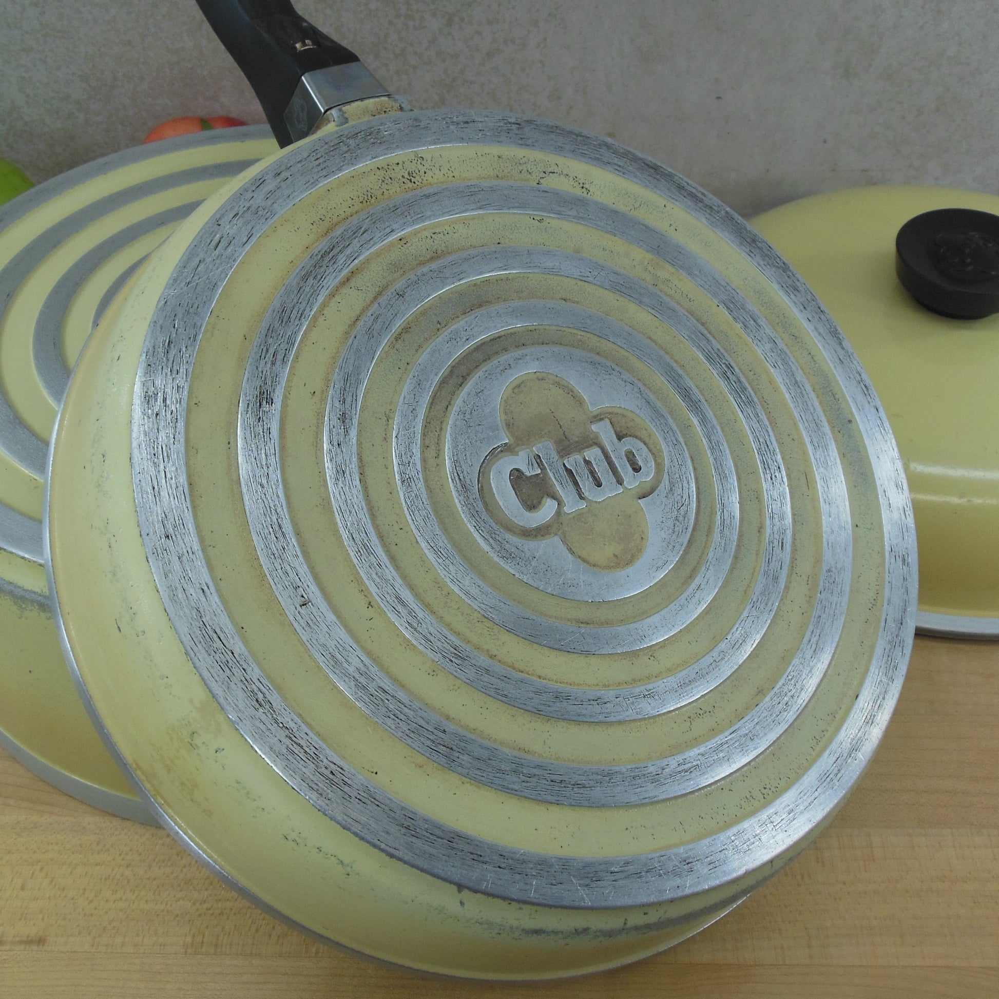 GET CA-009-Y/BK Heiss 3.5 Qt. Yellow Enamel Coated Cast Aluminum Oval Dutch  Oven with Lid