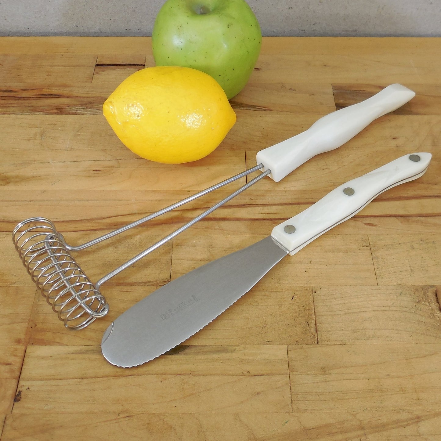 Cutco Pearl White Whisk & 1768 DD 1990 Serrated Sandwich Knife