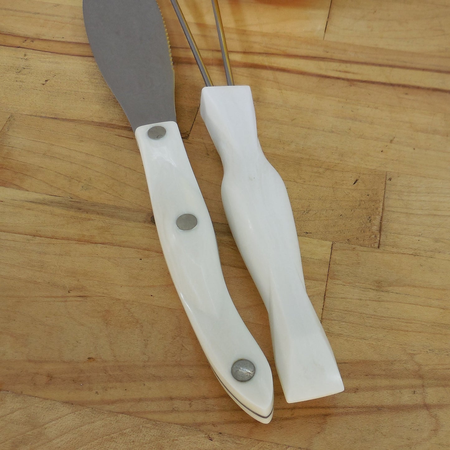 Cutco Pearl White Whisk & 1768 DD 1990 Serrated Sandwich Knife