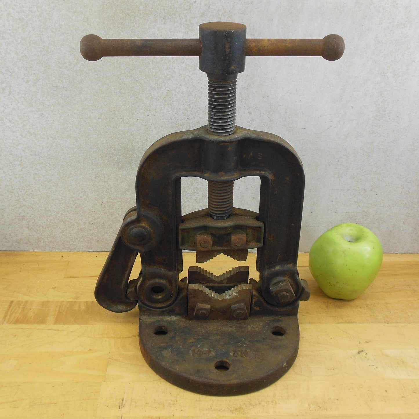 Antique Dunlop Iron Pipe Vise No. 1-H Used