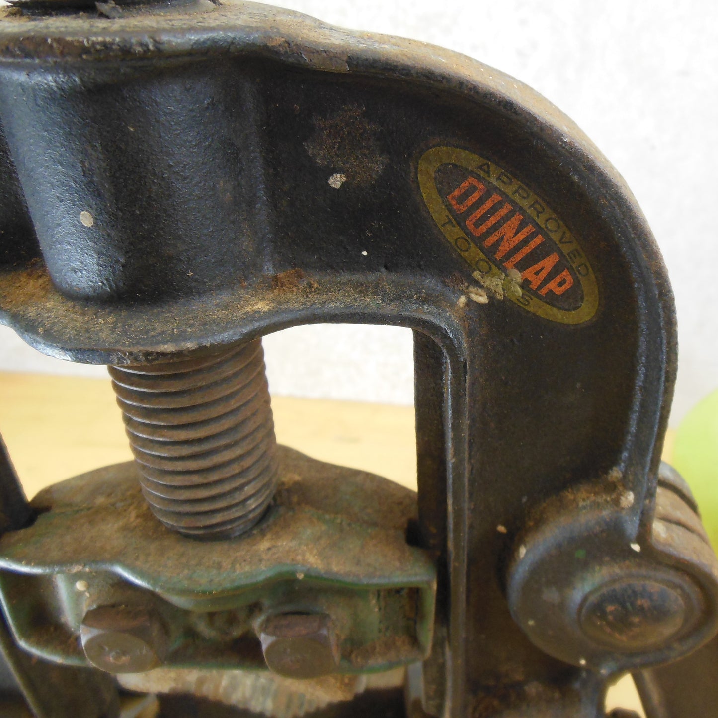 Antique Dunlop Iron Pipe Vise No. 1-H Original label Sticker