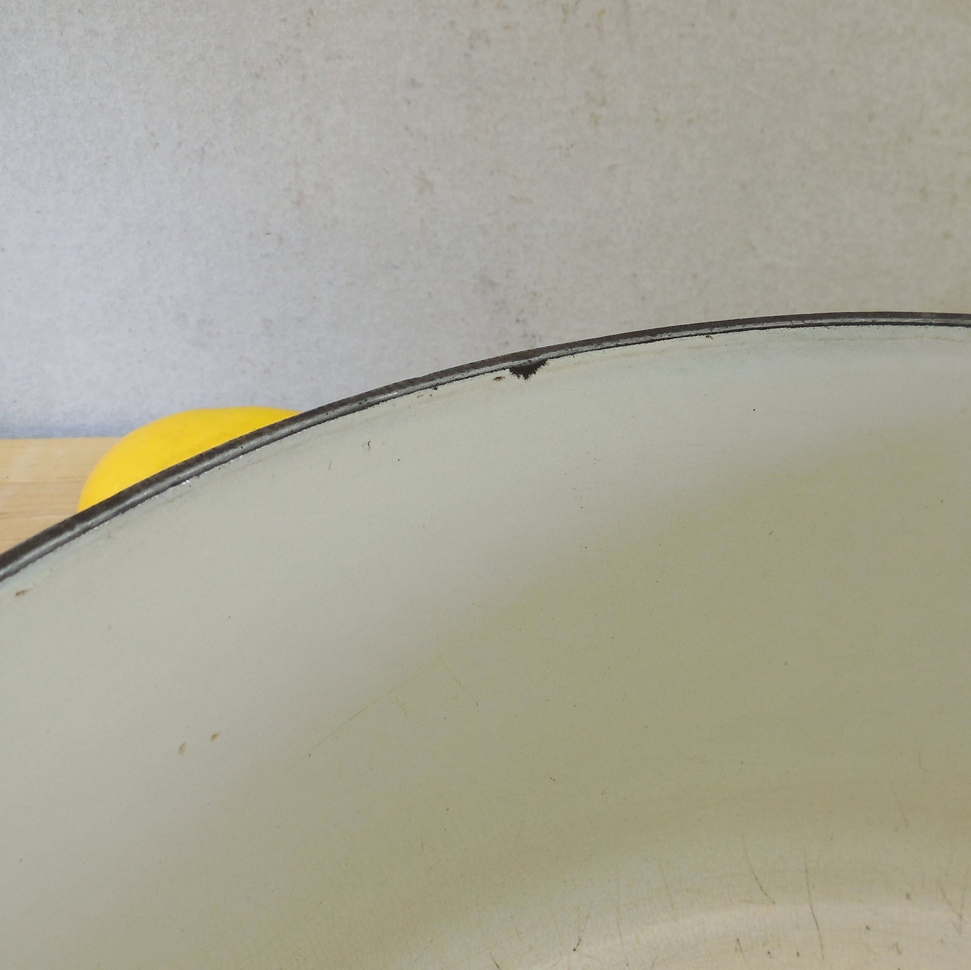 Descoware Belgium Yellow White Enamel Cast Iron 8 Quart Cocotte Dutch Oven rim