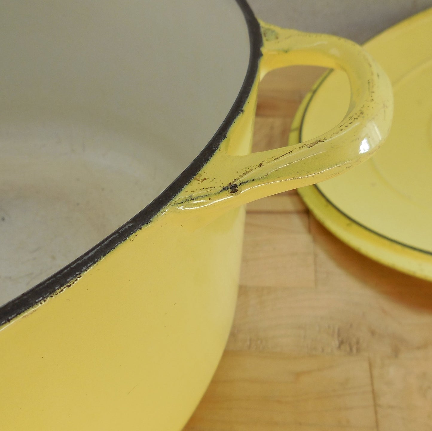 Descoware Belgium Yellow White Enamel Cast Iron 8 Quart Cocotte Dutch Oven Handle