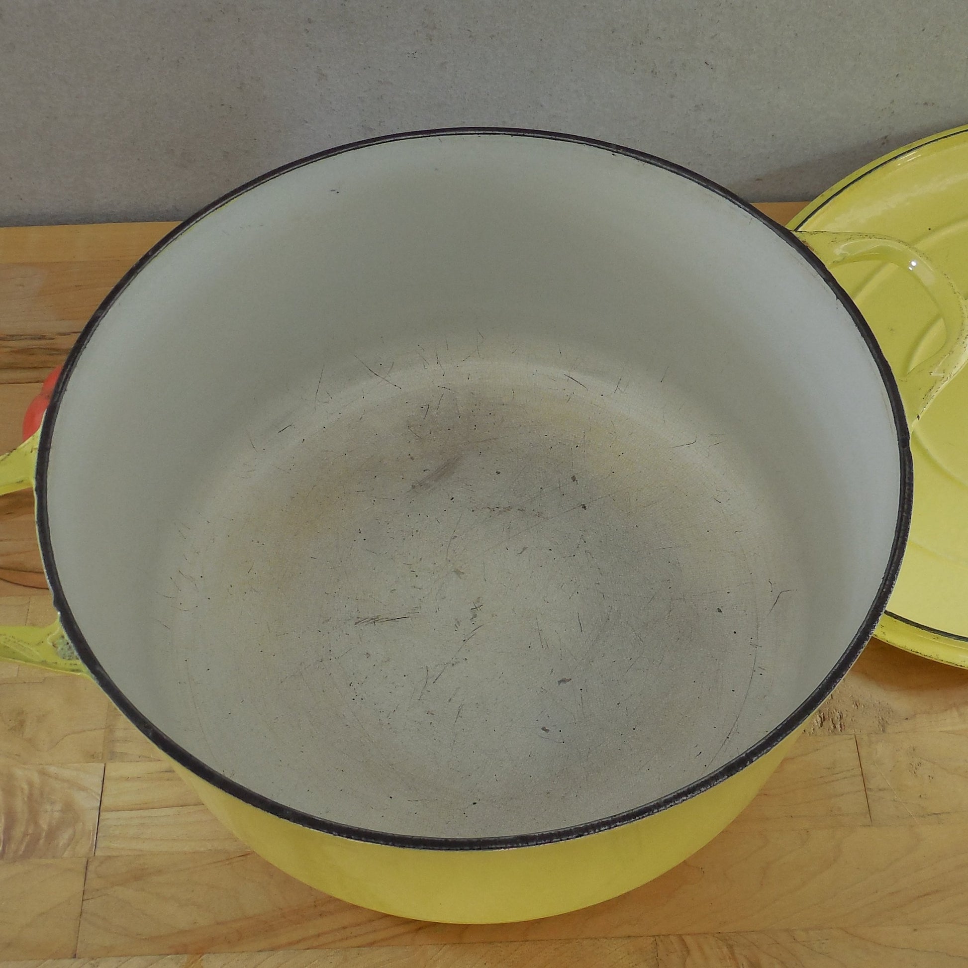 Descoware Belgium Yellow White Enamel Cast Iron 8 Quart Cocotte Dutch Oven Used