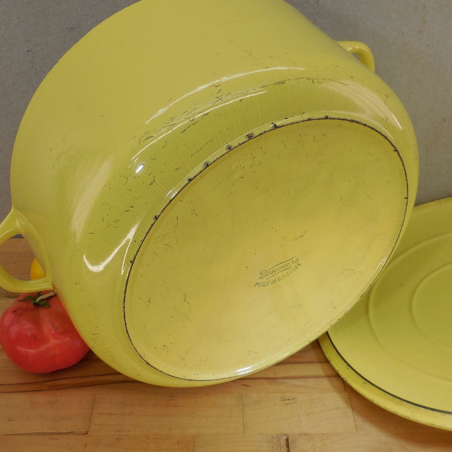 Descoware Belgium Yellow White Enamel Cast Iron 8 Quart Cocotte Dutch Oven Chips