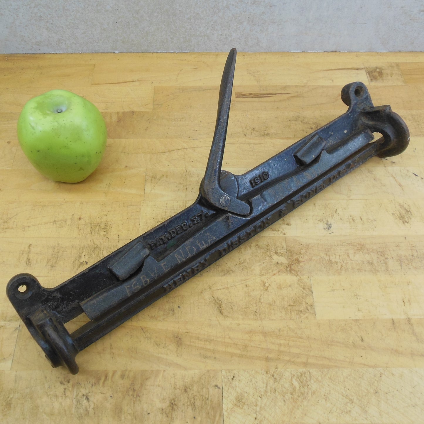 Henry Disston & Sons USA #5 Cast Iron Hand Saw Sharpening Vise Antique