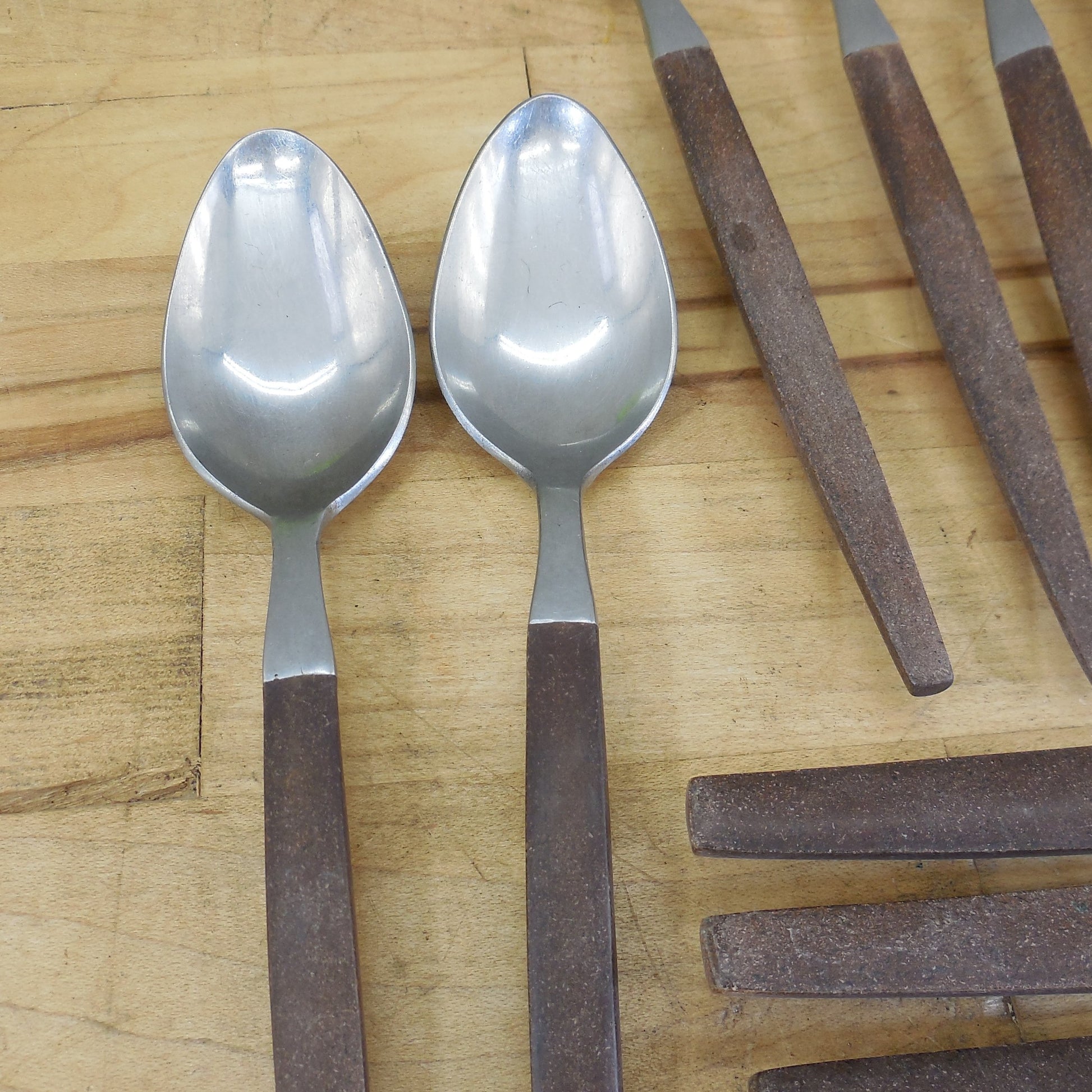Ekco Eterna Stainless Canoe Muffin Brown Flatware 23 Lot Knives Spoons