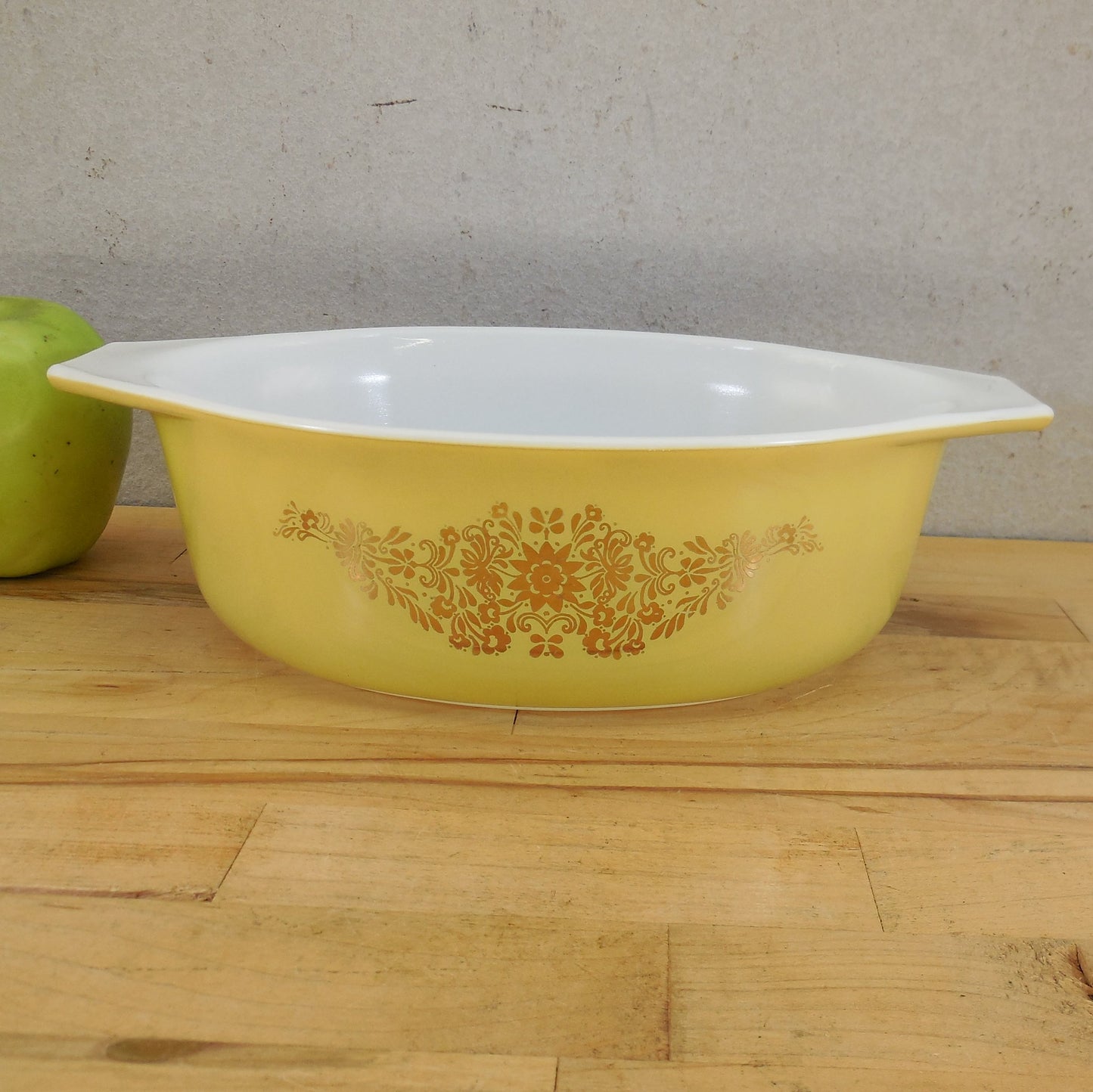 Pyrex Glass Golden Garland 1-1/2 Quart Casserole Dish 043 - No Lid