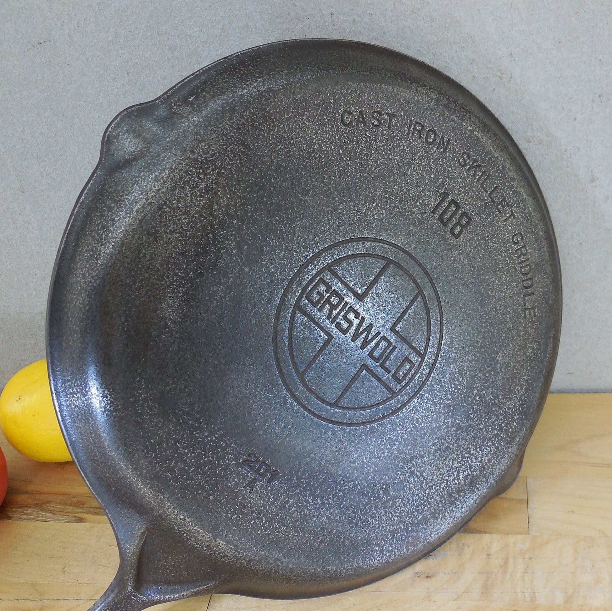 Griswold Cast Iron Skillet Griddle 108 201A Lg. Block Badge - Variation Erie PA USA

