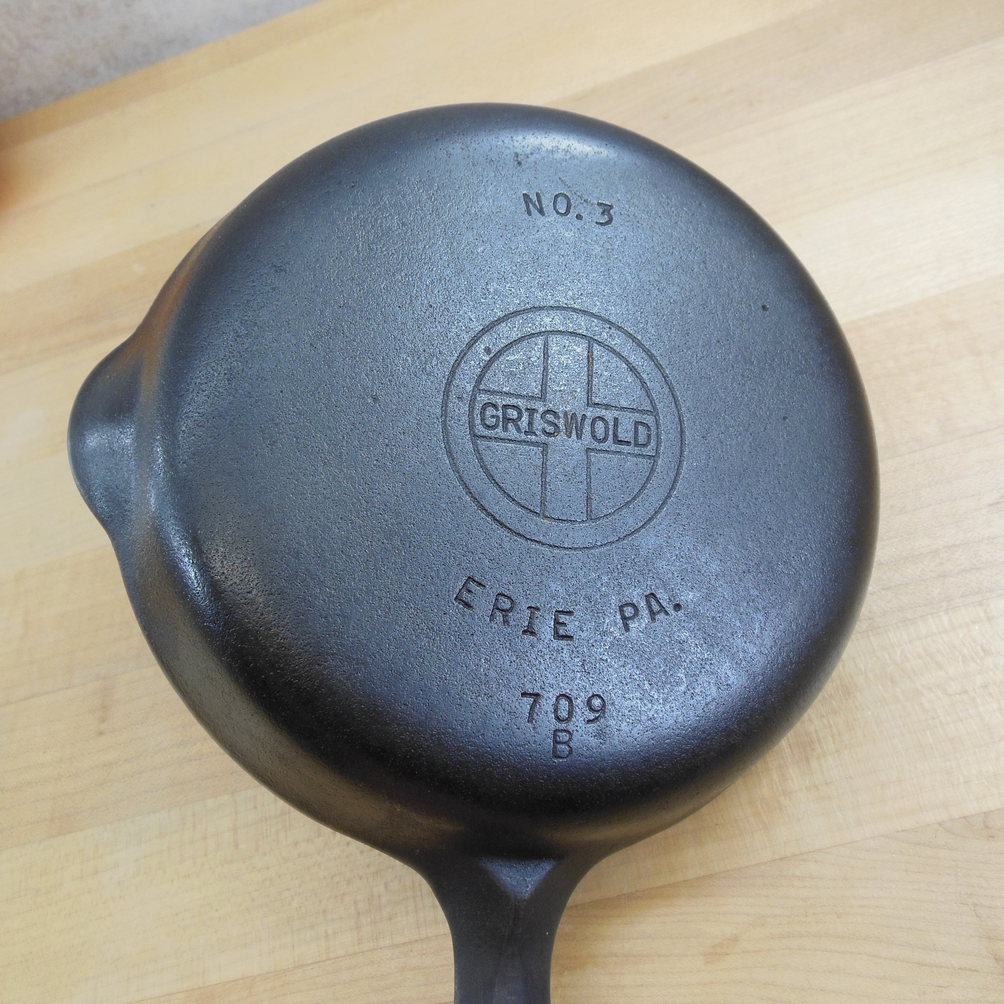 Vintage Griswold 2024 number 9 cast iron 12 inch skillet with small round logo