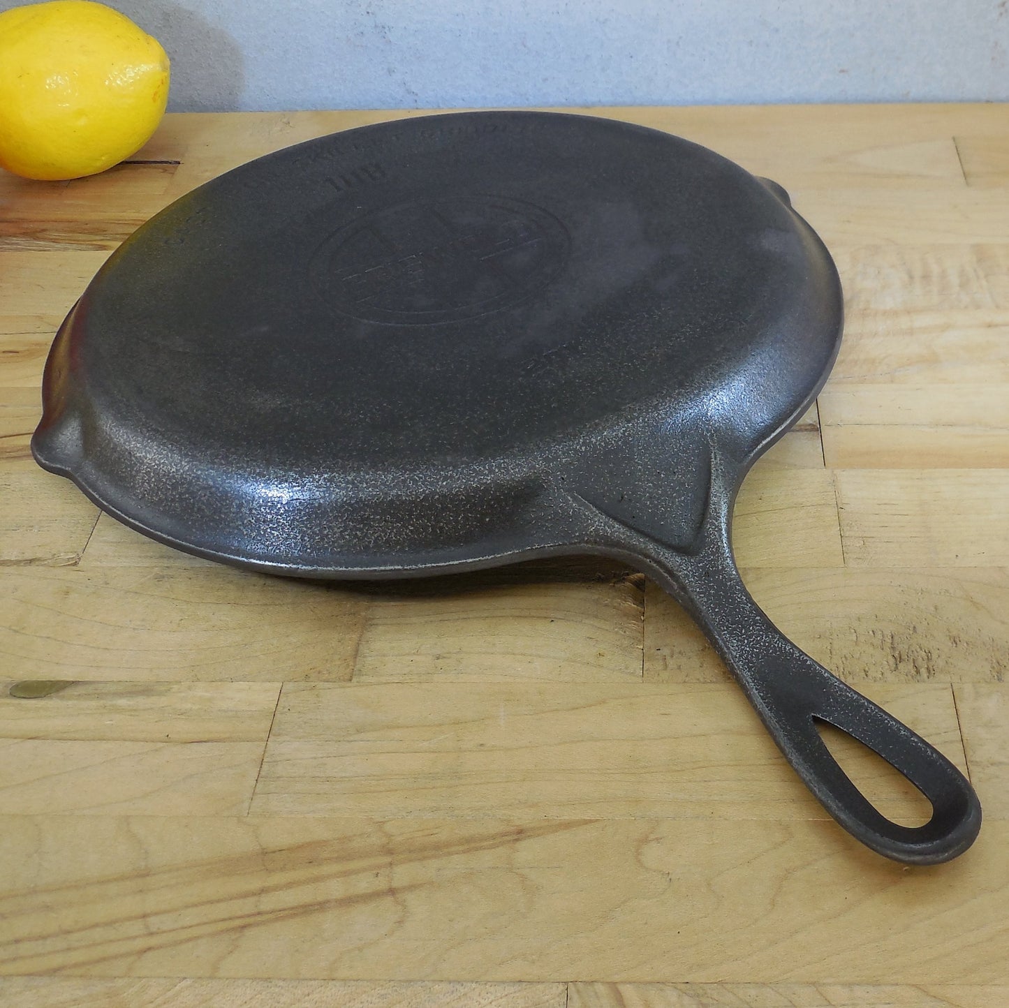 Griswold Cast Iron Skillet Griddle 108 201A Lg. Block Badge - Variation V handle