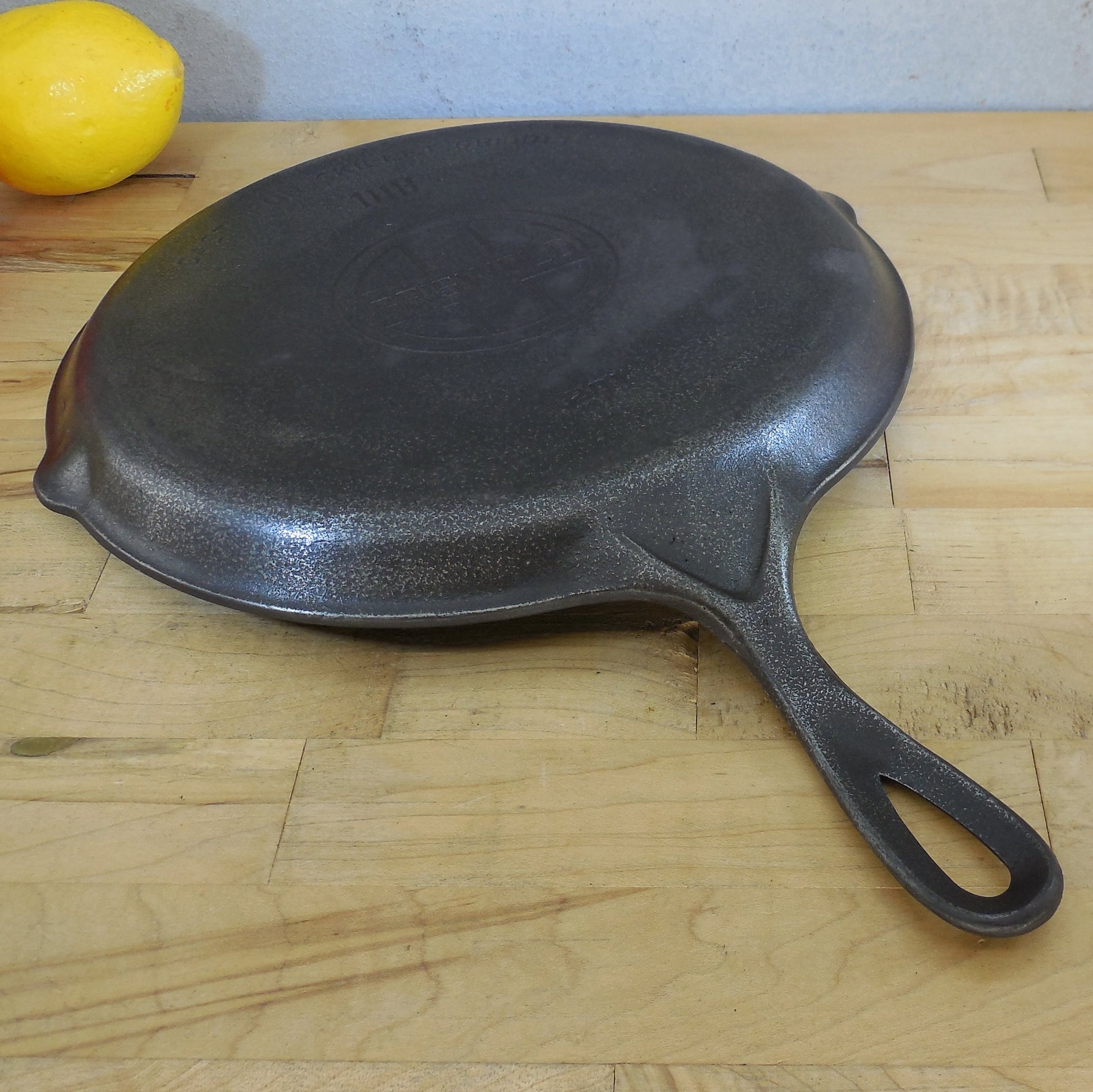 Griswold Cast Iron Skillet Griddle 108 201A Lg. Block Badge - Variation V handle