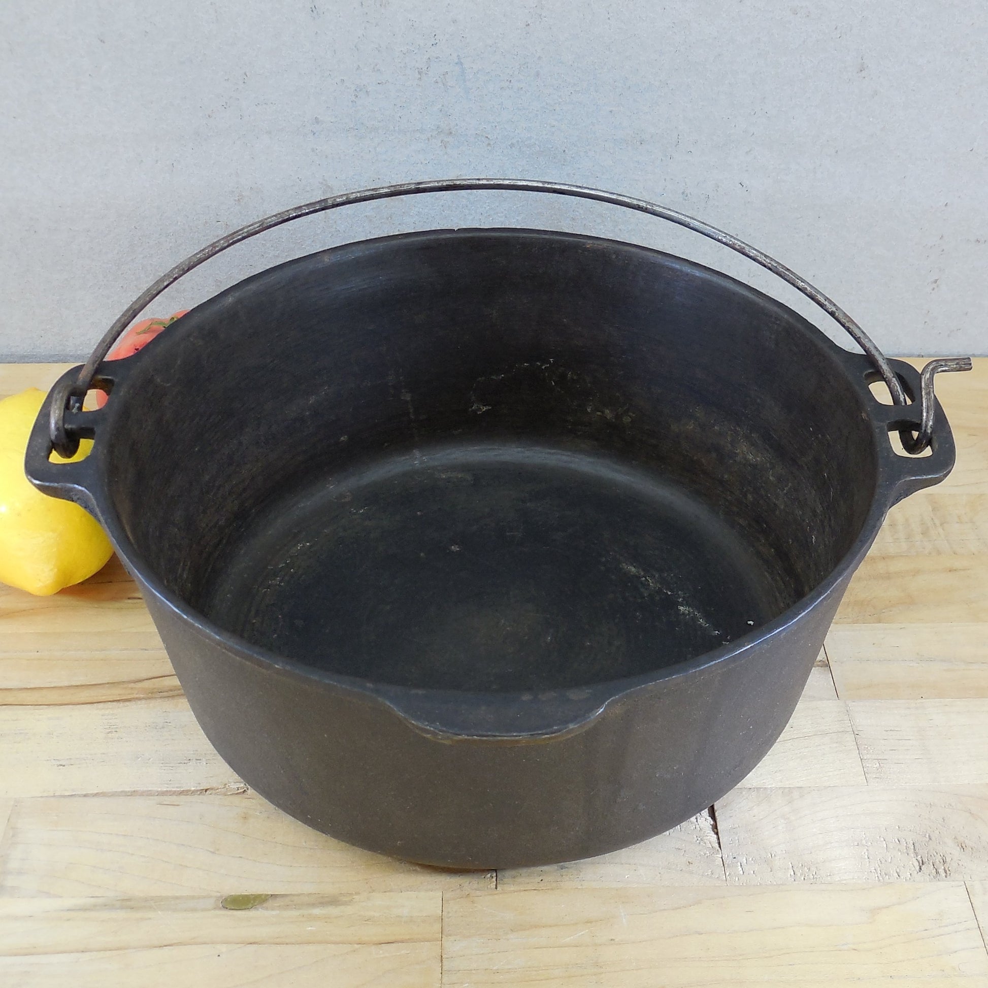 Wagner Ware Griswold Dual Badge 5 Quart Cast Iron Dutch Oven #8 No Lid Used