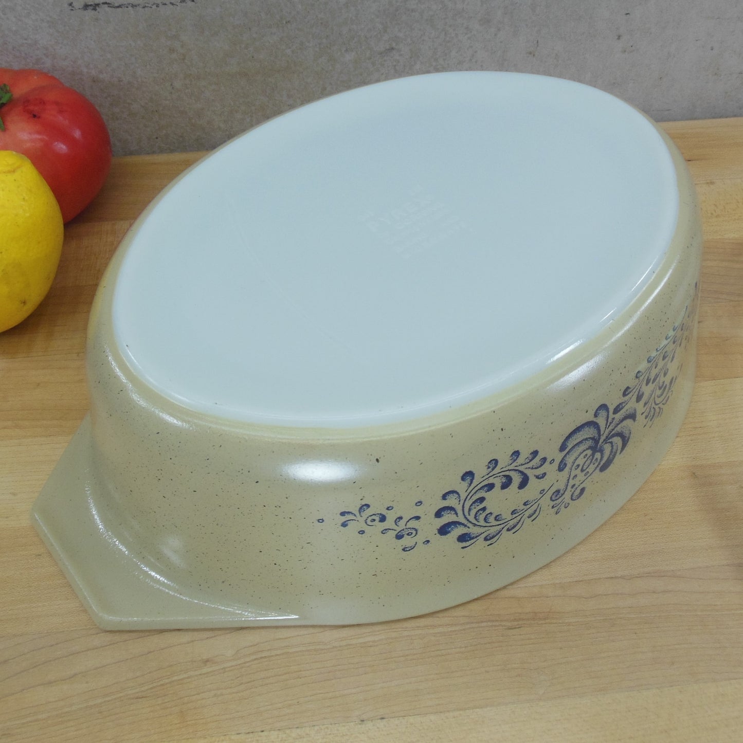 Pyrex Glass USA Homestead 2.5 Quart Lidded Oval Casserole 045 Blue Beige Tan White