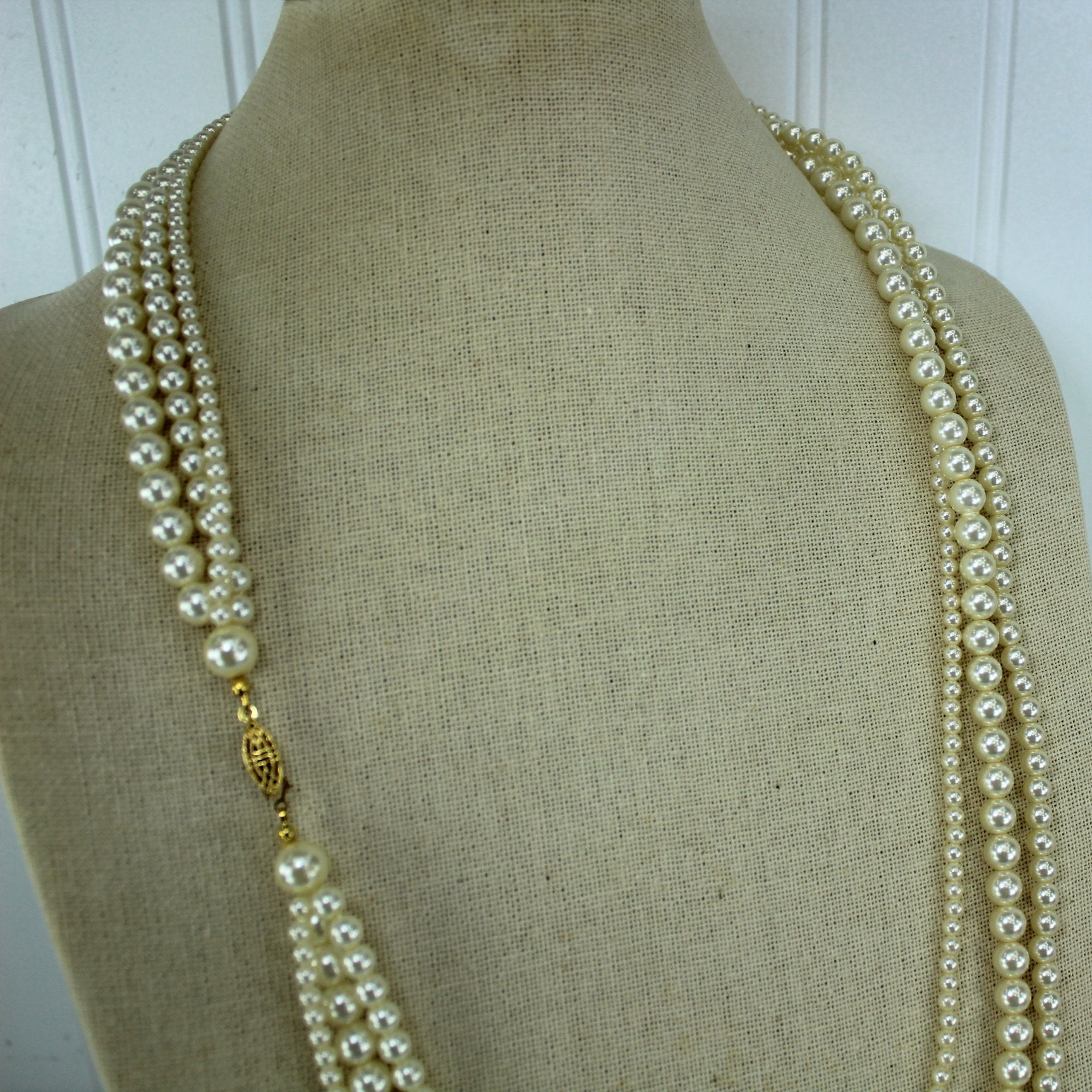 Luminous Long 3 Strand Pearl Necklace Graduated Sizes 32" view of closure and pearl size