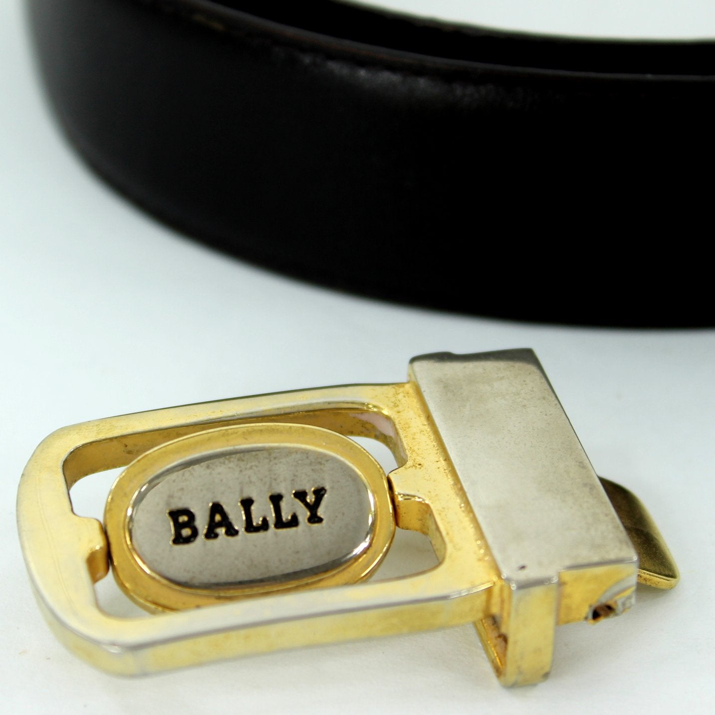 Bally Logo Reversible Belt Black Burgundy Size 42" Italy Pre Owned closeup of buckle