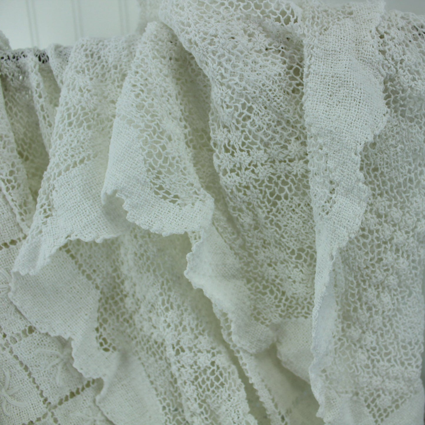 Older 1940s 50s Lace White Table Cloth Elegant Hevy Vraiety Weave 75" X 90" closeup stitch variety