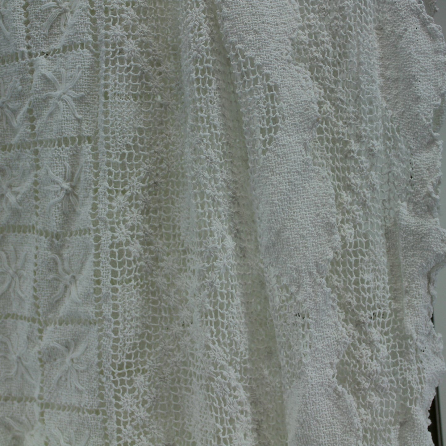 Older 1940s 50s Lace White Table Cloth Elegant Hevy Vraiety Weave 75" X 90" closeup edge