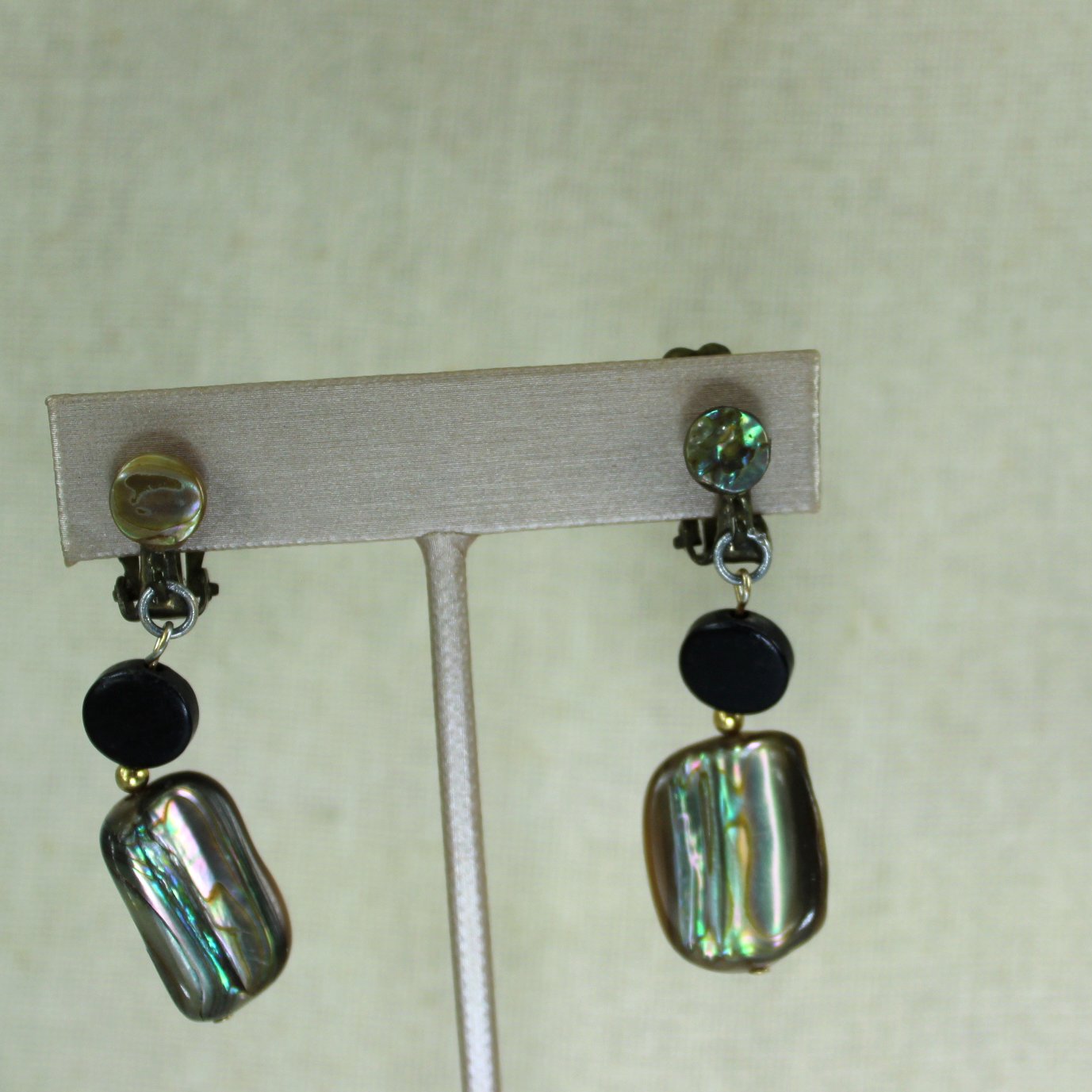 Vintage Abalone Shell Set Necklace Clip Earrings 1950s Japan closeup earrings