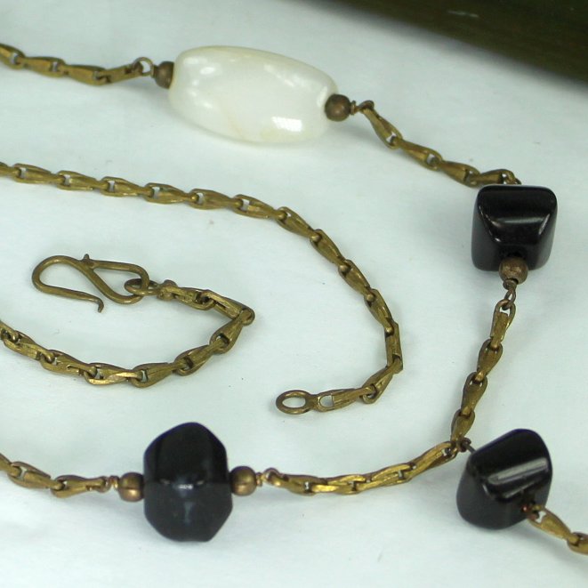 Chain Necklace Lavalier Design Vintage Art Deco Moonstone Onyx closeup beads chain finding