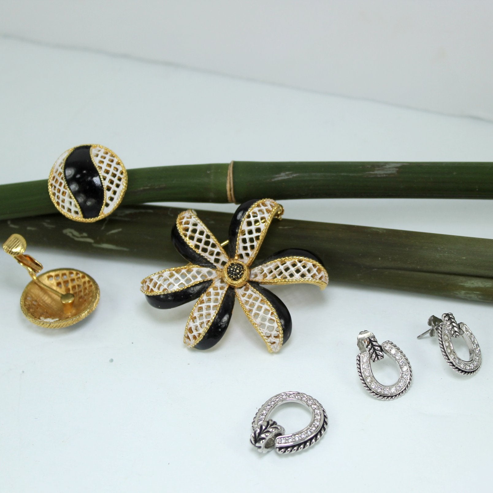 Collection Vintage Jewelry 2 Demi Parure 11 Pins Estate Wearables Bow Pearls RS 2 sets parures