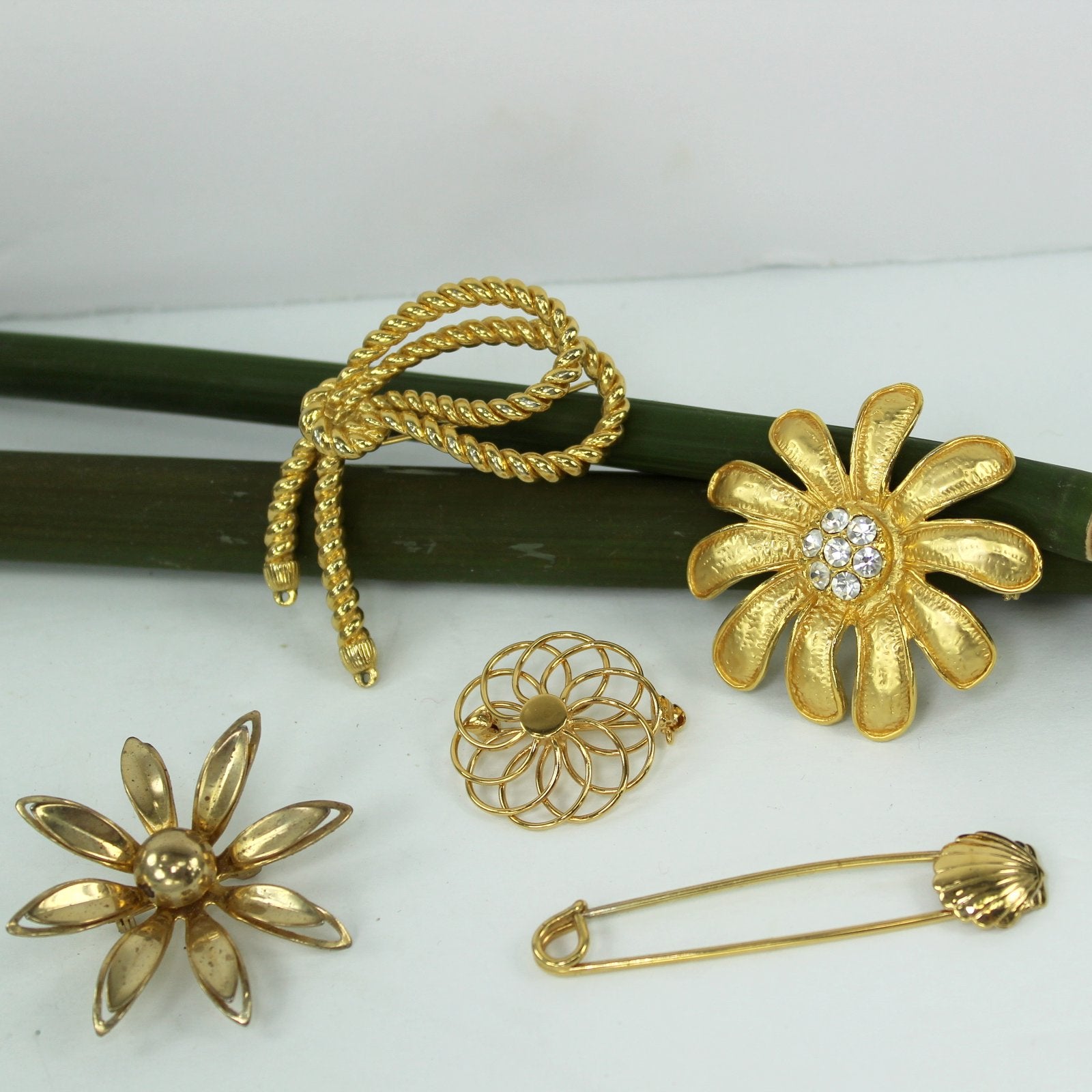 Collection Vintage Jewelry 2 Demi Parure 11 Pins Estate Wearables Bow Pearls RS bow pin shell