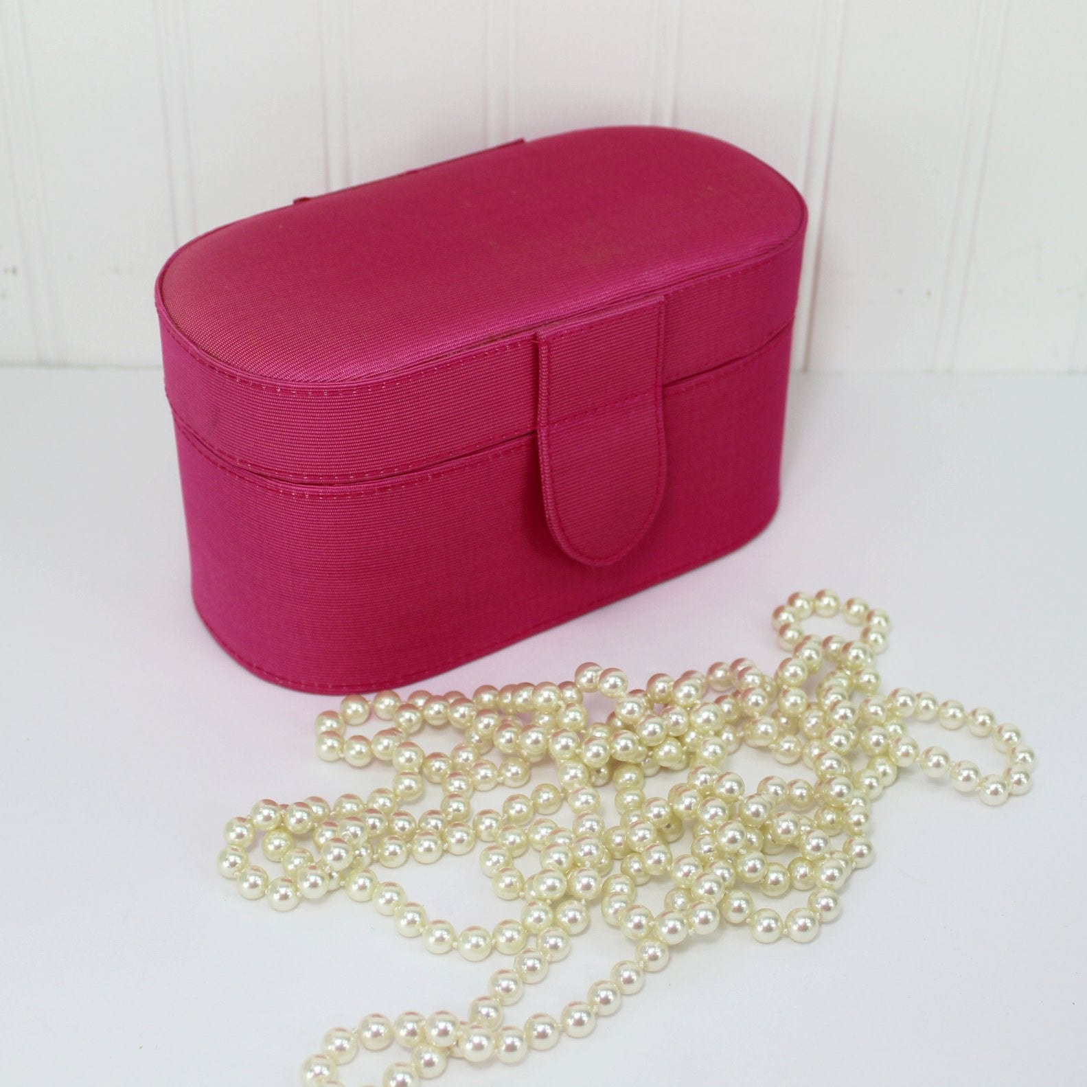 Lariat Rope Necklace 88" Knotted Pearls Estee Lauder Pink Fabric Box box closed pearls cluster pix