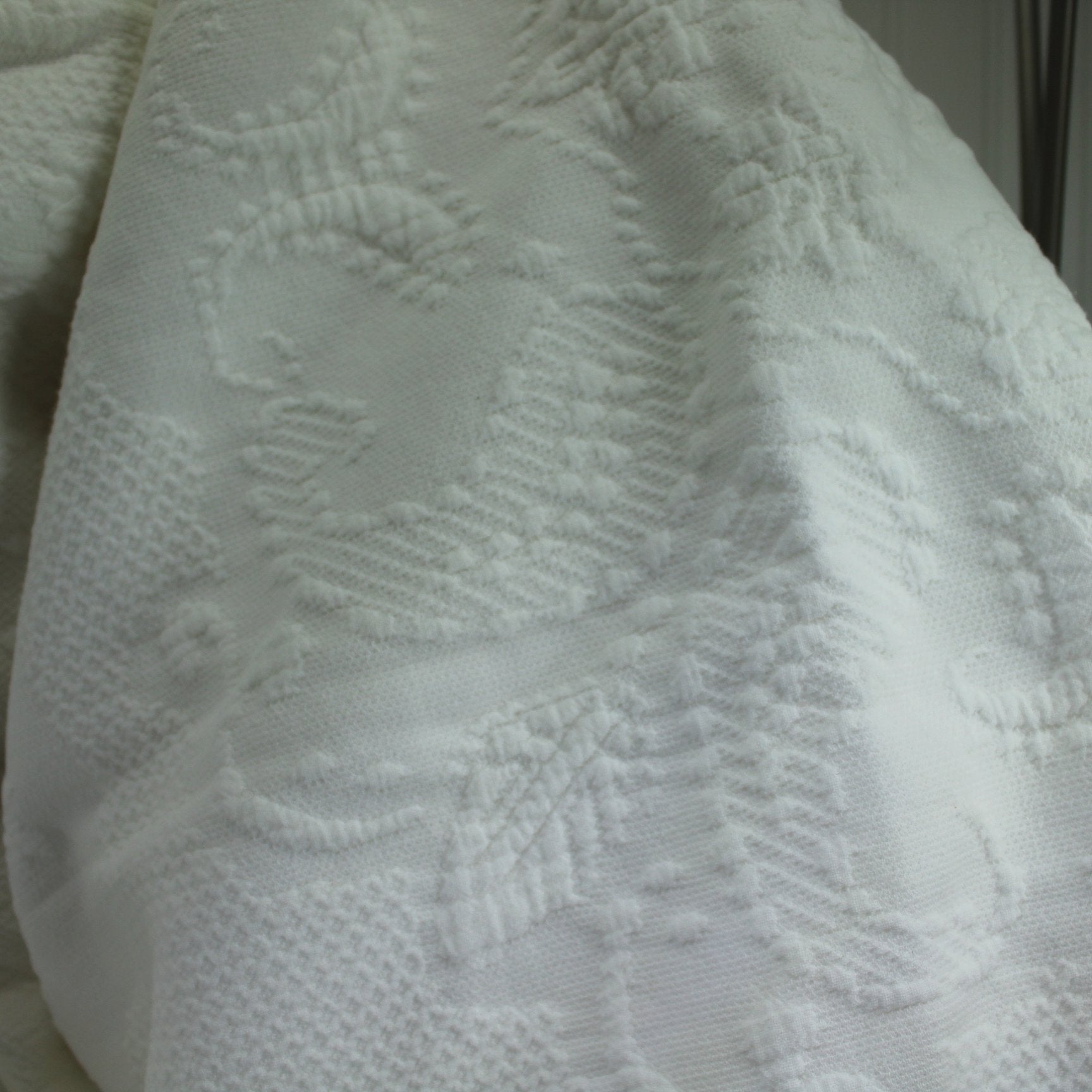 Bates of Maine Cotton Bedspread Embossed 2000 White Floral Woven Design Matelasse design closeup