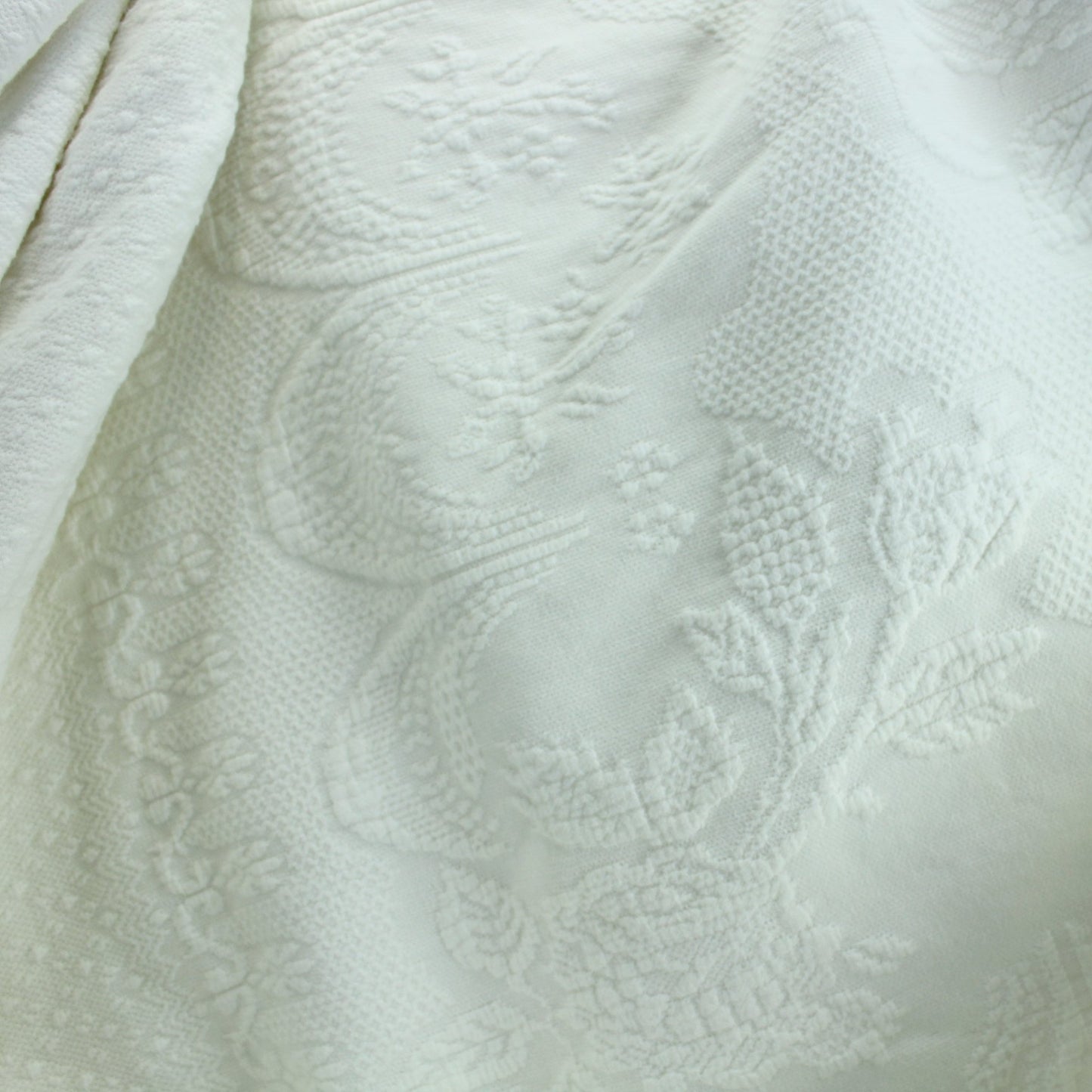 Bates of Maine Cotton Bedspread Embossed 2000 White Floral Woven Design Matelasse design 