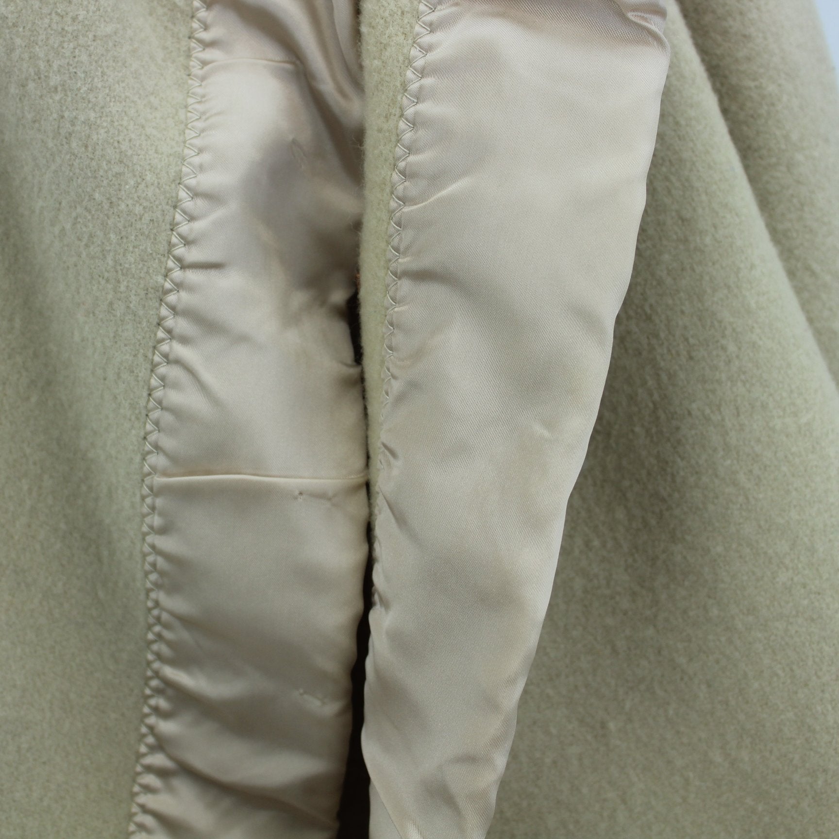 Faribo Pair Beige 100% Merino Wool Blankets Estate Pre Very Nice USA Made closeup of merino wool and binding