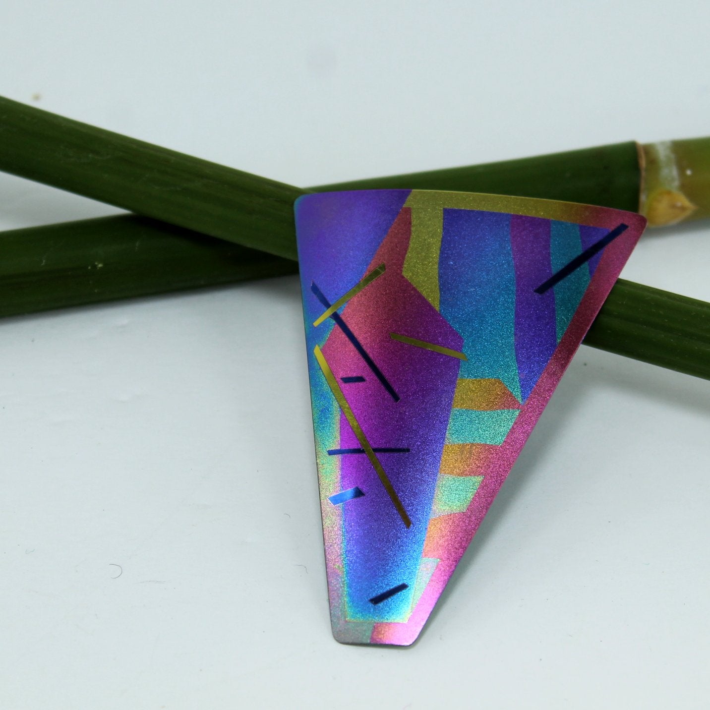 Artisan Vtg Titanium Atomic Pin Rainbow Modernist Geometric L/H Mark  down angle