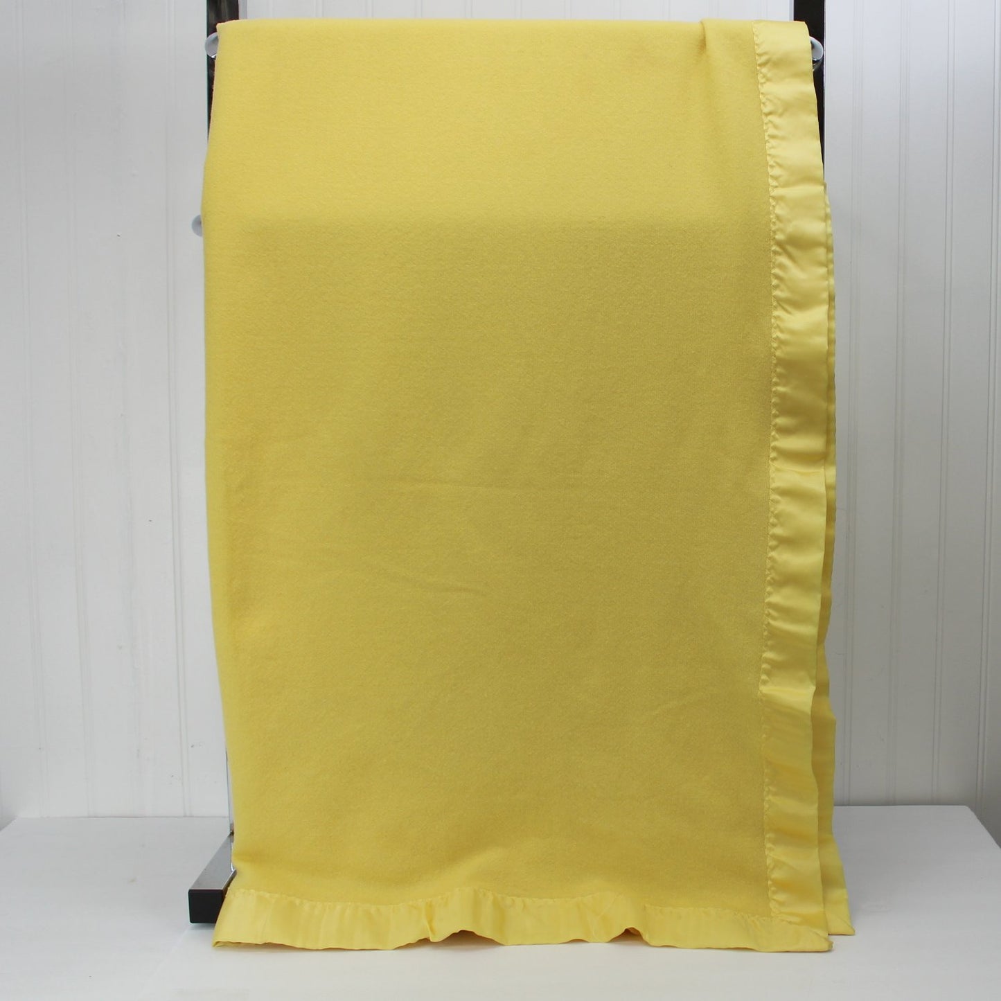 North Star Sheer Wool All Season Yellow Blanket Excellent Vintage vertical view of blanket showing 4 edge binding
