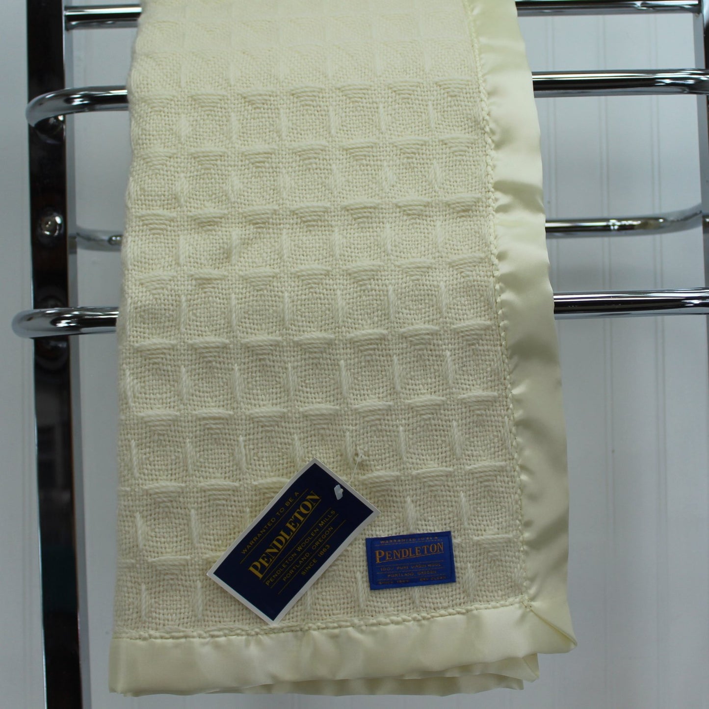New With Tags Pendleton Wool Crib Blanket Ivory Basket Weave vertical view of basket weave and matching 4 sides binding