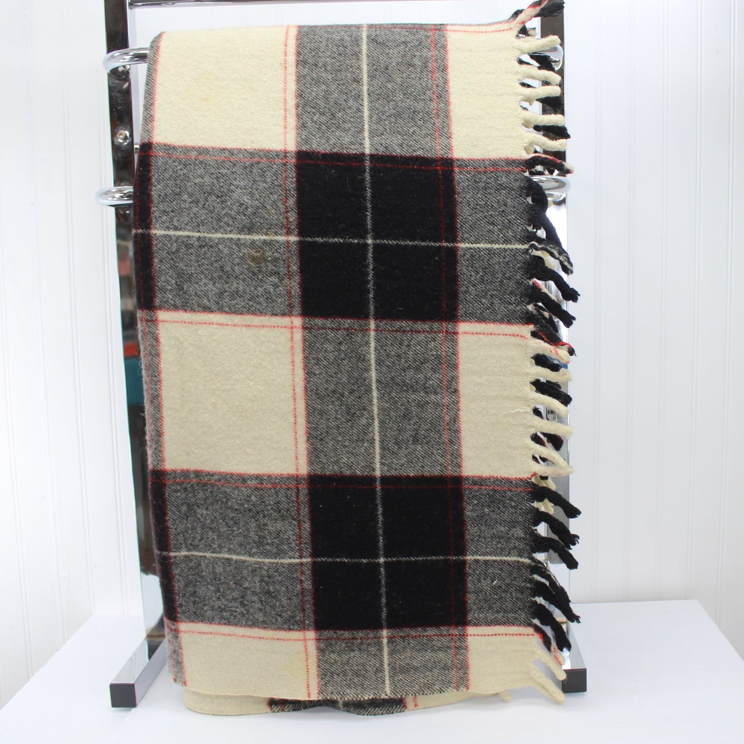 Ottawa Valley Vintage Fringed Wool Throw Blanket Handsome Cream Ballack Red Plaid linear view