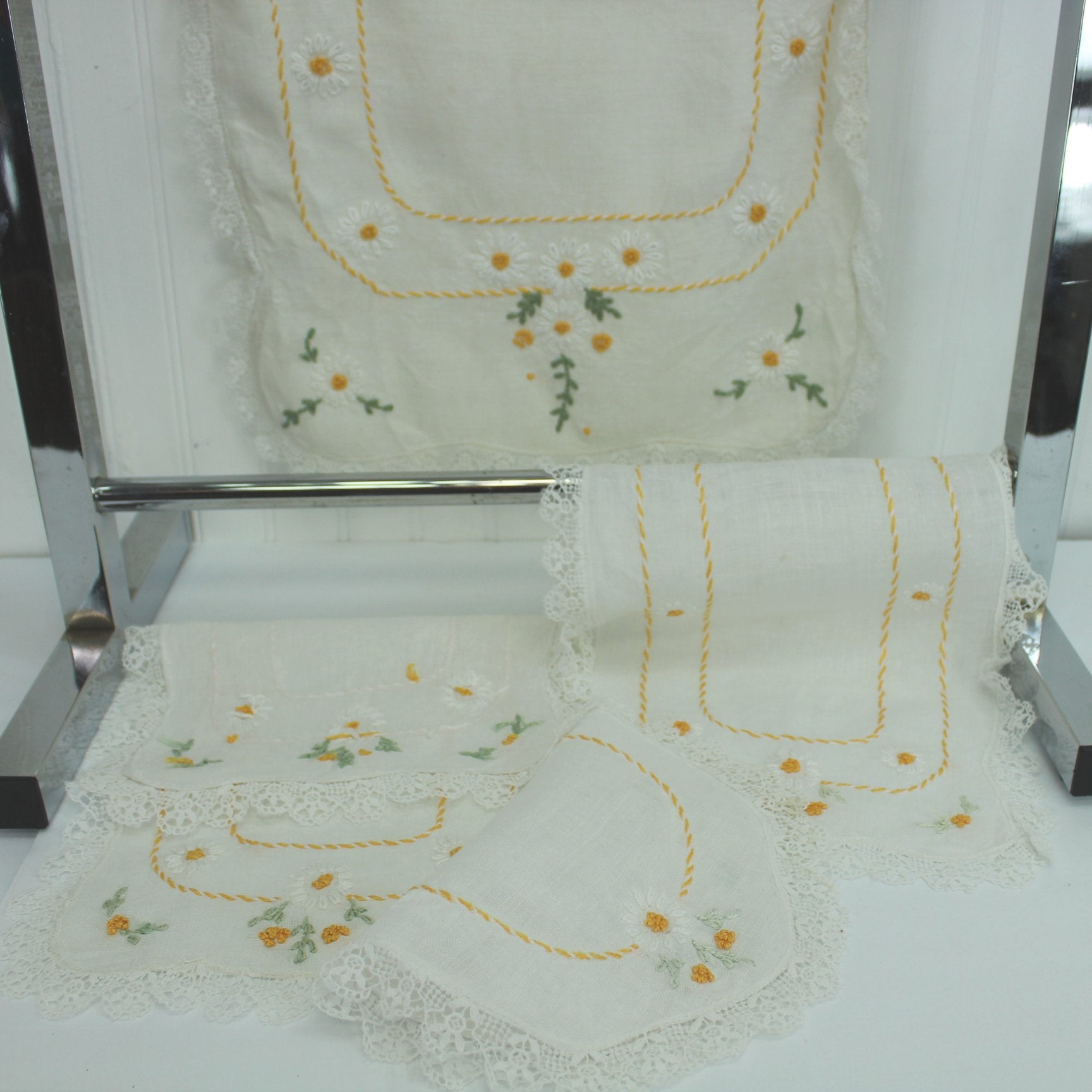 Collection 4 Embroidered Fine Linen Table Pieces White with Daisies Lace Elegant Vintage