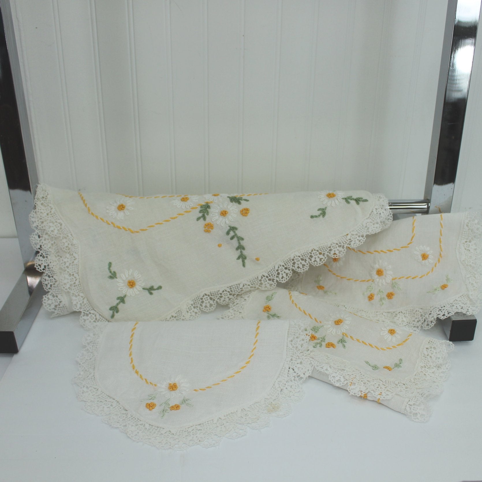 Collection 4 Embroidered Fine Linen Table Pieces White with Daisies Lace Elegant Vintage 3 different sizes matching
