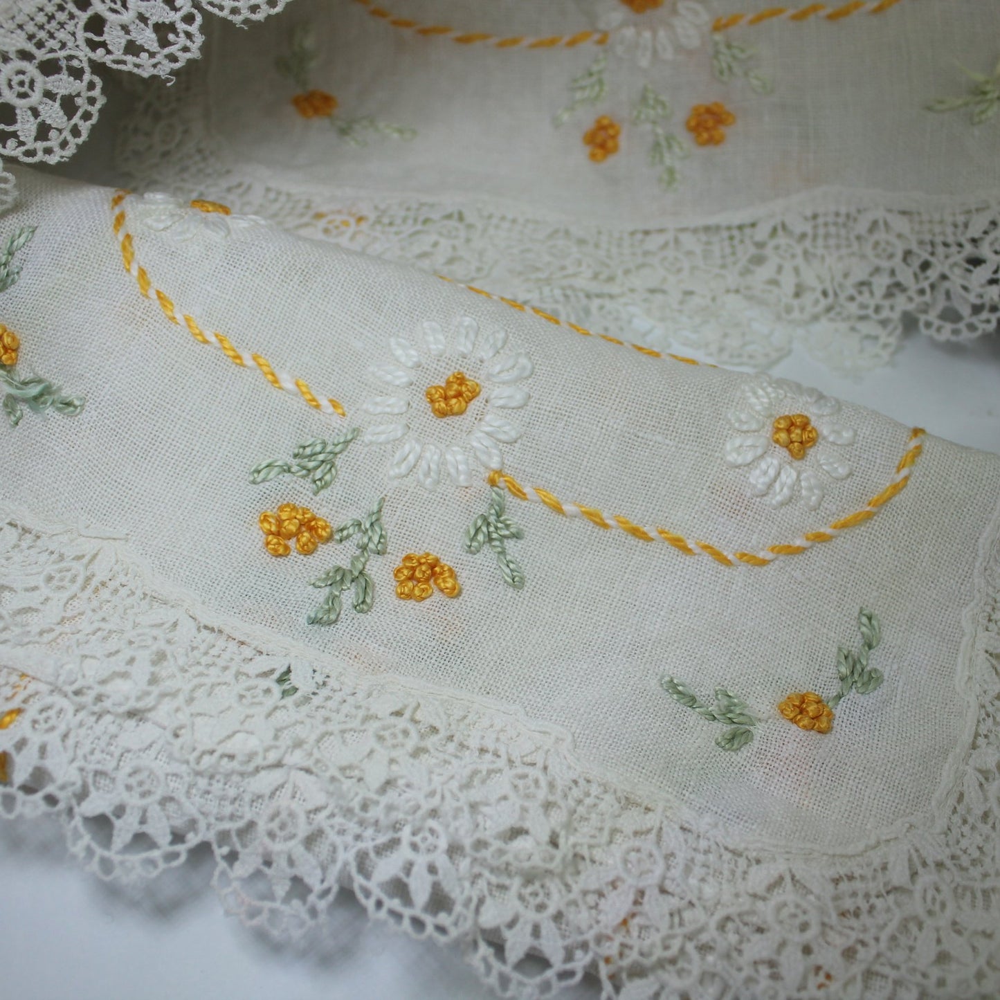 Collection 4 Embroidered Fine Linen Table Pieces White with Daisies Lace Elegant Vintage exquisitely embroidered