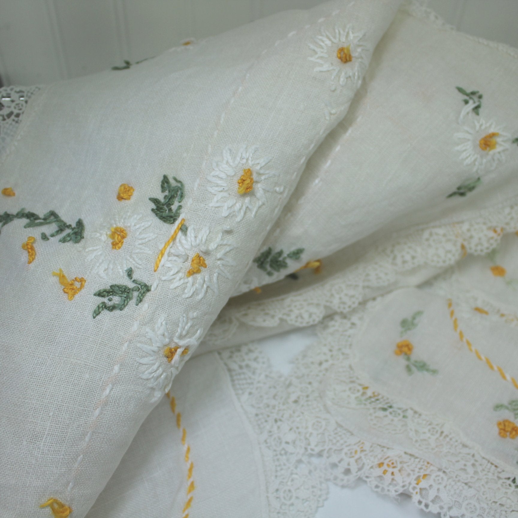 Collection 4 Embroidered Fine Linen Table Pieces White with Daisies Lace Elegant Vintage reverse of pieces showing stitching