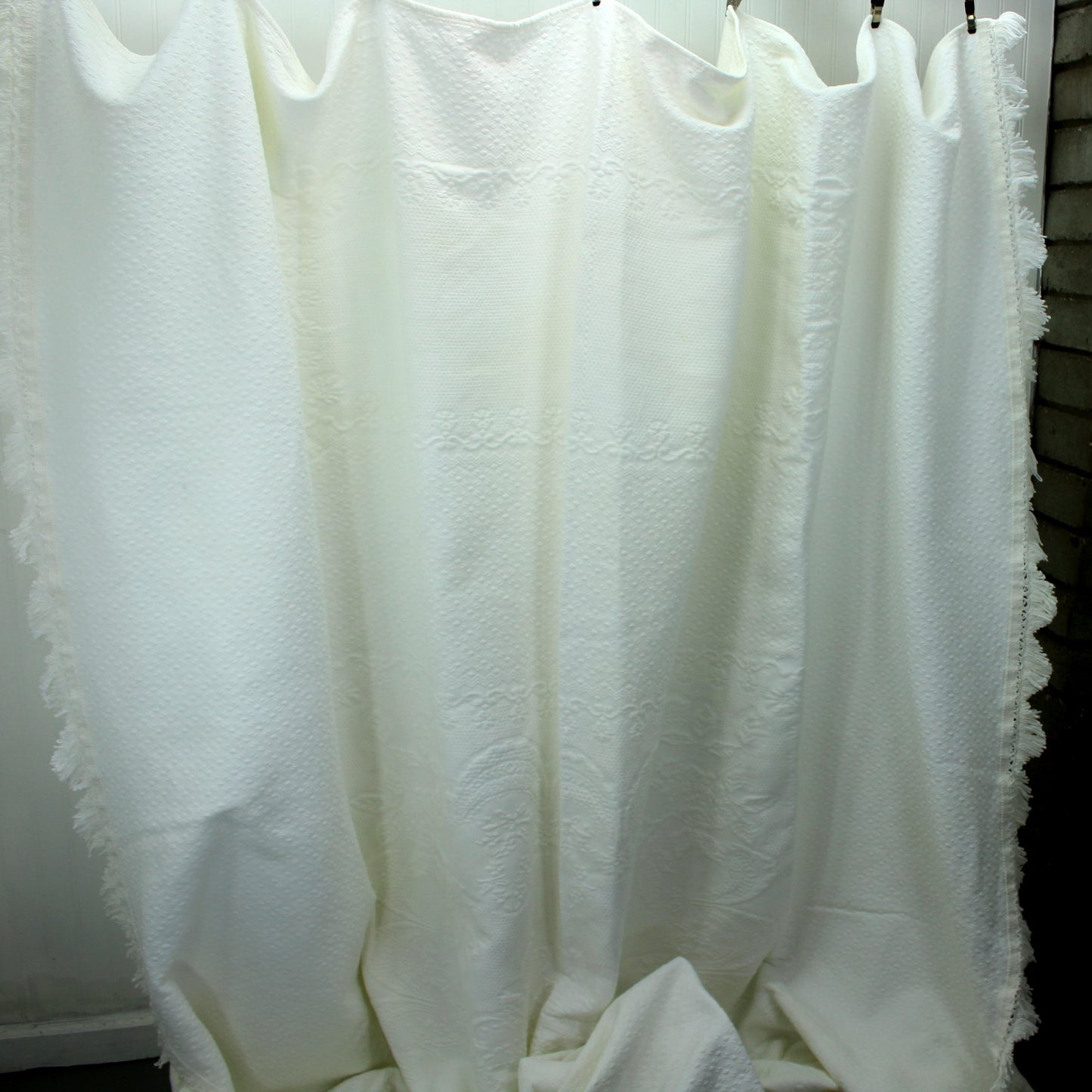 Bates of Maine Cotton Bedspread Embossed 2000 White Floral Woven Design Matelasse full view