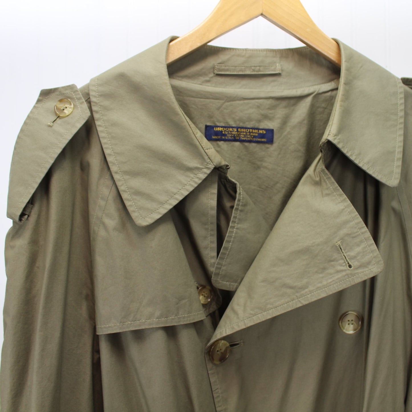 Brooks Bros Vtg Mens Unlined Rain Trench Coat USA 46R Nice Condition front closeup