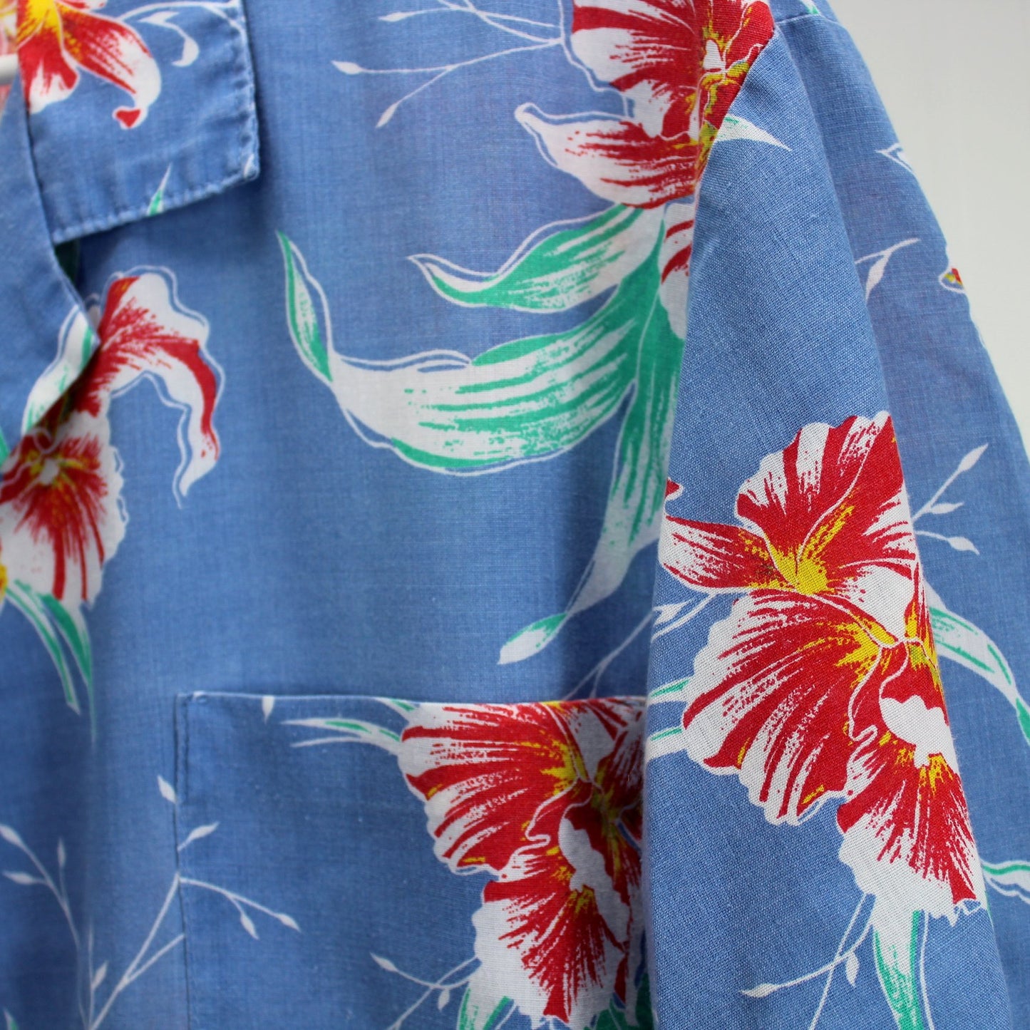 Vintage Hawaii Blues Shirt Old Colorful Woven Label Blue Orchid Print Chest 48" closeup pattern