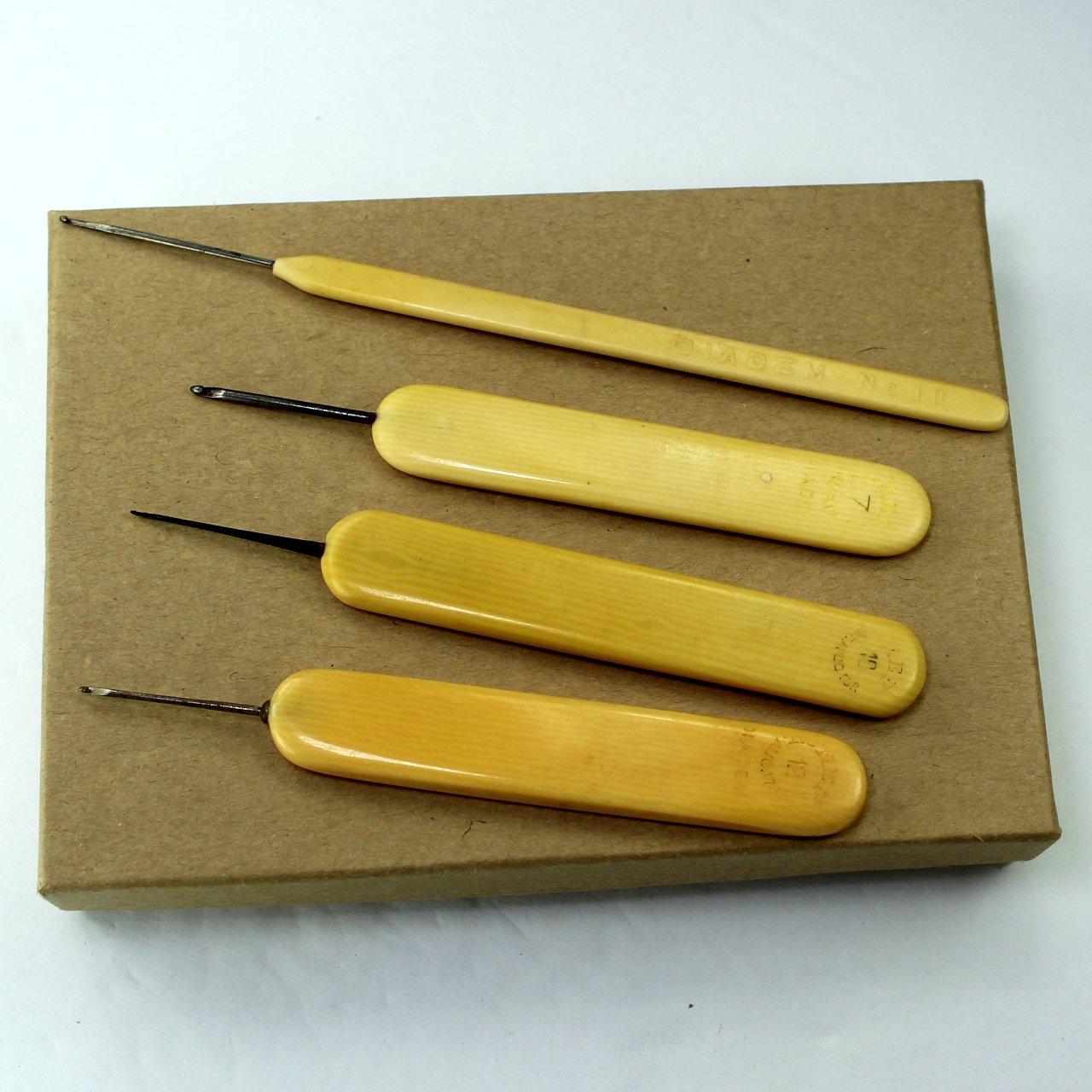 Collection 4 Antique Diadem Crochet Hooks Patent MEF 1915 Celluloid Handles Filet Tambour