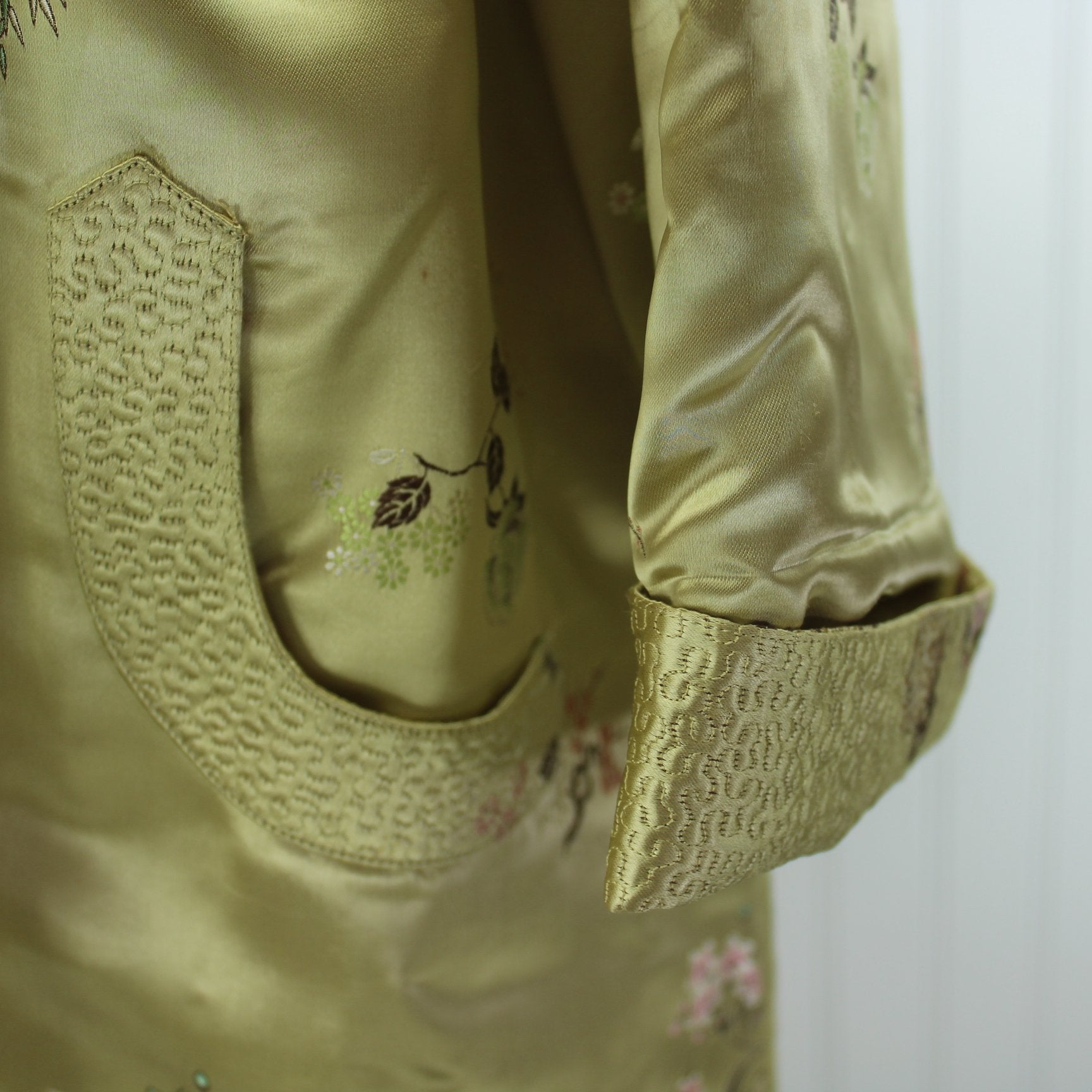 Peony Shanghai Womens Robe Gold Floral Decor Stitch Frog Closures Special detail