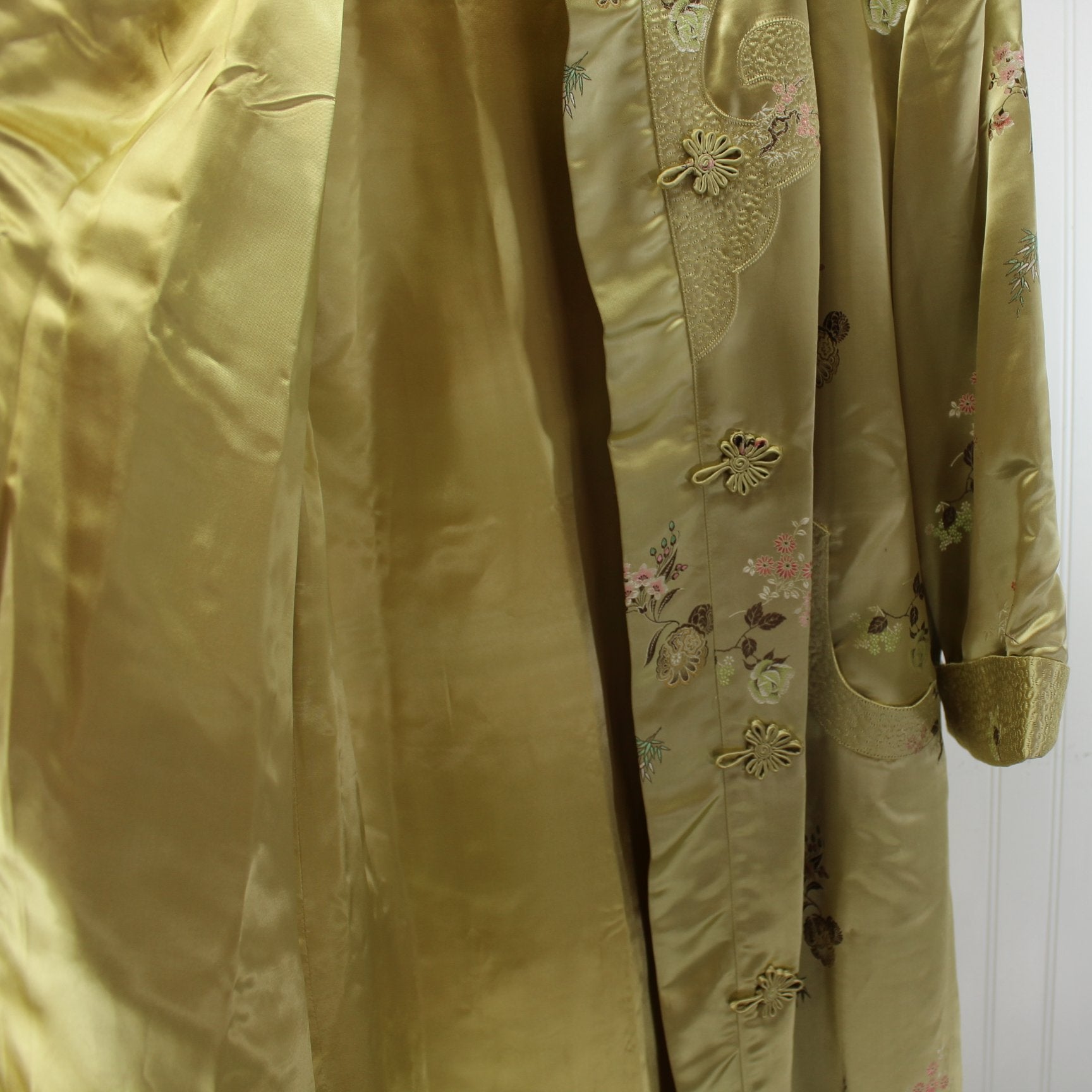 Peony Shanghai Womens Robe Gold Floral Decor Stitch Frog Closures Special lining