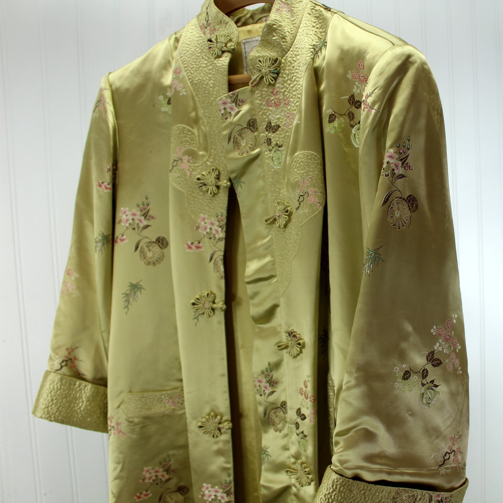 Peony Shanghai Womens Robe Gold Floral Decor Stitch Frog Closures Special