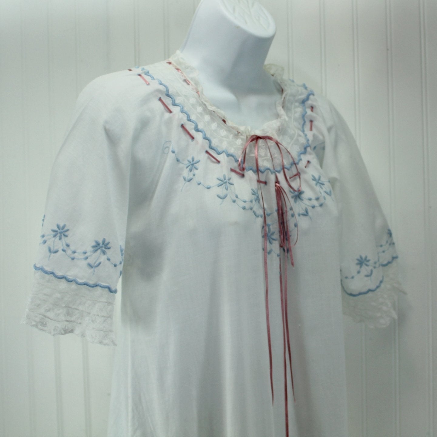 Woman's 1940s Night Gown Embroidered Ribbons Lace Excellent Estate