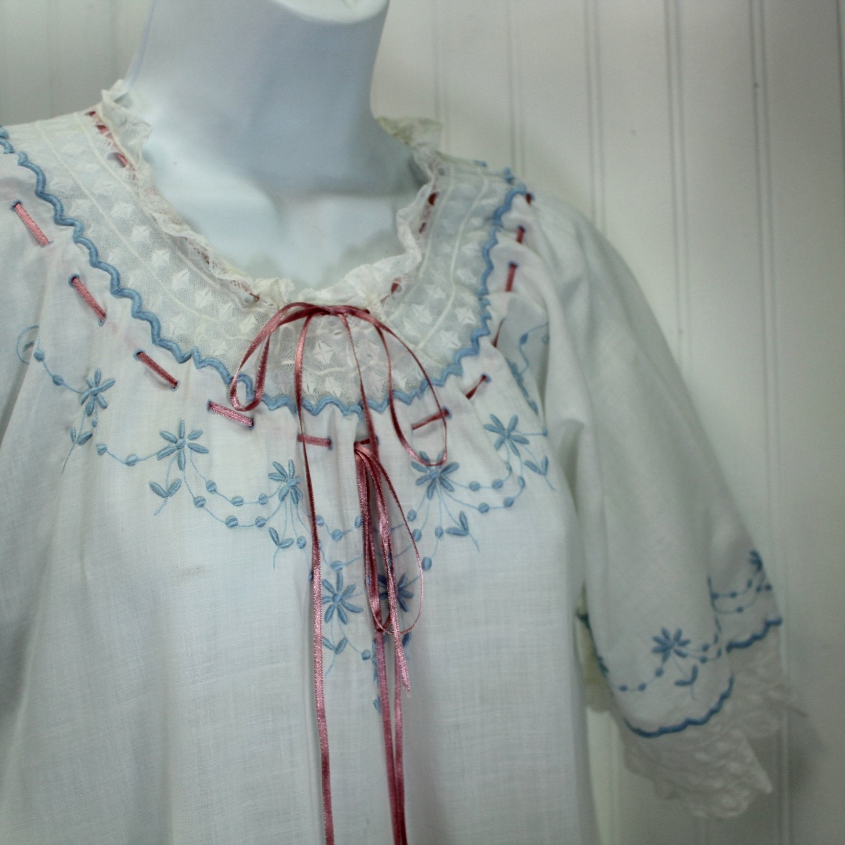 Woman's 1940s Night Gown Embroidered Ribbons Lace Excellent Estate embroidery detail